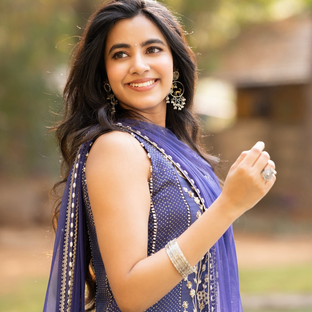 అంతేకాకుండా, శివాని గాయనిగా కూడా తన ప్రతిభను చూపించింది, ఆరంభం అనే సినిమాలో అమాయకంగా అనే పాటను ఆలపించింది, ఇది ప్రేక్షకుల నుండి మంచి ఆదరణ పొందింది. సోషల్ మీడియాలో చాలా యాక్టివ్ గా ఉంటూ.. తన ఫొటోలతో అభిమానులను ఆకర్షిస్తోంది.