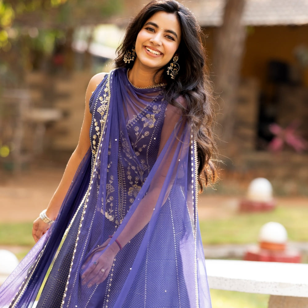 శివాని ఈ అవకాశాన్ని ఇన్స్టాగ్రామ్ ద్వారా వచ్చిన ఆడిషన్ మెసేజ్ ద్వారా పొందింది, మొదట హీరోయిన్ స్నేహితురాలి పాత్ర కోసం వెళ్లి, తర్వాత హీరోయిన్గా ఎంపికైంది. ఇక ఇటీవలే ఈ సుందరి లిటిల్ హార్ట్స్ అనే సినిమాలో నటించి మంచి గుర్తింపు తెచ్చుకుంది.