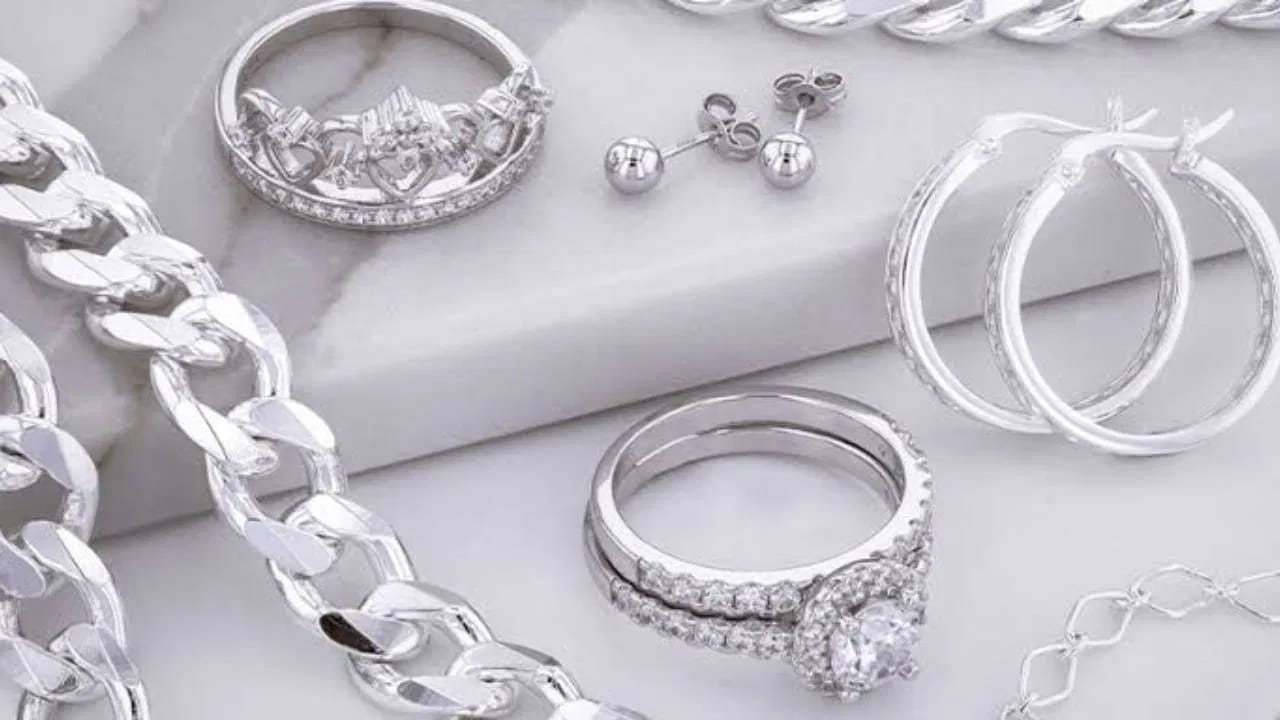 కోపాన్ని నియంత్రించడానికి సులభమైన జ్యోతిష్య సూచనలు.. 

1. వెండి ధరించడం.. వెండిని చంద్రునికి సంబంధించిన లోహంగా పరిగణిస్తారు. ఇది మనసుకు శాంతిని కలిగిస్తుంది. వెండి కంకణం లేదా గొలుసు ధరించడం మంచిది. 
2. చంద్రునికి జలాభిషేకం... 
సోమవారాలు లేదా పౌర్ణమి రోజుల్లో చంద్రునికి నీరు అర్పించడం వల్ల మానసిక ఒత్తిడి తగ్గుతుంది.
3. చల్లటి నీరు తాగడం.. 
కోపం వస్తున్నప్పుడు కొంతసేపు ఆగి చల్లటి నీరు తాగితే ఆవేశం తగ్గుతుంది. 
4. మంత్ర జపం.. 
ప్రతిరోజు ఉదయం ప్రశాంతంగా “ఓం నమః శివాయ” లేదా “ఓం శాంతి” మంత్రాన్ని 108 సార్లు జపించడం మనసును స్థిరంగా ఉంచుతుంది.
5. ఆహార నియమాలు.. 
అతిగా మసాలా ఉన్న ఆహారం, మాంసాహారం తగ్గించి సాత్విక ఆహారం తీసుకోవడం వల్ల స్వభావం మరింత శాంతంగా మారుతుంది. ఈ విధంగా జ్యోతిషశాస్త్ర సూచనలు, జీవనశైలిలో చిన్న మార్పులు కోప స్వభావాన్ని నియంత్రించడంలో సహాయపడతాయి.

(Disclaimer: ఇక్కడ అందించిన సమాచారం జ్యోతిష్యం, సాధారణ నమ్మకాల ఆధారంగా మాత్రమే అందించబడింది. ఈ సమాచారం ఖచ్చితంగా నిజం లేదా శాస్త్రీయంగా నిర్ధారితమైన సమాచారం అని భావించకండి. వ్యక్తిగత నిర్ణయాలు తీసుకునే ముందు సంబంధిత నిపుణులను సంప్రదించడం మంచిది.)