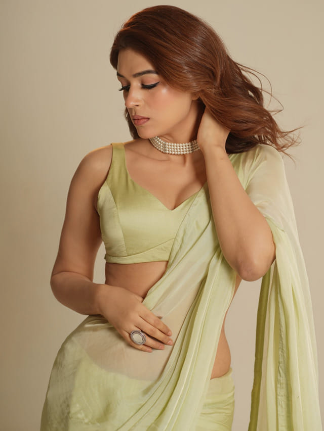 తస్సాదియ్యా.. చీర కట్టు అందాలతో.. ఉక్కపోత పెంచేస్తున్న శ్రద్ధా దాస్