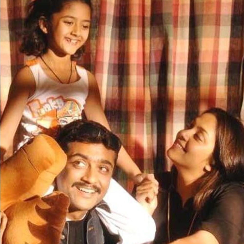 ఇలా ఇంకొంతమంది ముద్దుగుమ్మలు కూడా ఉన్నారు. ఇప్పుడు ఈ జాబితాలోకి మరో చిన్నది కూడా చేరిపోయింది. పై ఫొటోలో సూర్య, జ్యోతికతో ఉన్న ఈ చిన్నారి గుర్తుపట్టారా.? ఆమె ఇప్పుడు ఎలా ఉందో చూస్తే  మెటలెక్కుద్ది.. సూర్య హీరోగా నటించిన సూపర్ హిట్ సినిమాల్లో నువ్వు నేను ప్రేమ సినిమా ఒకటి. ఈ సినిమాలో సూర్యకు జోడీగా జ్యోతిక నటించింది. అలాగే ఈ సినిమాలో భూమిక కూడా నటించారు. ఇక ఈ సినిమాలో చైల్డ్ ఆర్టిస్ట్ గా నటించిన ఈ చిన్నది గుర్తుందా.?