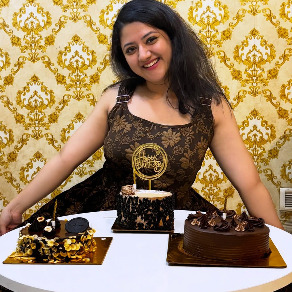 ఆ రెండు సినిమాలు ప్రేక్షకులను అంతగా ఆకట్టుకోలేకాదు. ఆ తర్వాత సినిమాలకు దూరం అయ్యింది. ఇక ఇప్పుడు ఈ చిన్నది ఎలా ఉంది అంటూ గూగుల్ ను గాలిస్తున్నారు నెటిజన్స్. దాంతో ఈ చిన్నదాని ఫోటోలు వైరల్ గా మారాయి. ఇప్పుడు ఈ అమ్మడు ఎంతలా మారిపోయిందో .. చూస్తే అవాక్ అవ్వాల్సిందే. హీరోయిన్స్ ను మించిన అందంతో వయ్యారంతో ఆకట్టుకుంటుంది శ్రియ శర్మ.