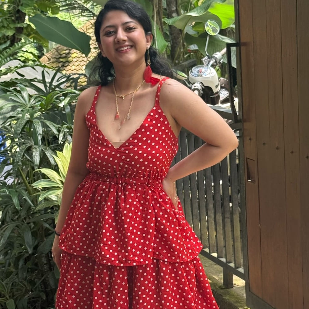 హిమాచల్ ప్రదేశ్ లో జన్మించింది ఈ ముద్దుగుమ్మ. ఈ చిన్నదాని తండ్రి ఇంజనీర్ కాగా.. ఆమె తల్లి డైటీషియన్. చైల్డ్ ఆర్టిస్ట్‌గా నేషనల్ అవార్డు అందుకున్న శ్రియా శర్మ.. ప్రస్తుతం లాయర్‌గా ప్రాక్టీస్ చేస్తోంది. సినిమాల కంటే ఆమె లాయర్ వృత్తిపైనే ఎక్కువ ఫోకస్ చేస్తుంది. ఇక సోషల్ మీడియాలో చాలా యాక్టివ్ గా ఉంటుంది ఈ చిన్నది. ఈ క్రమంలోనే ఆమె ఫోటోలు సోషల్ మీడియాలో వైరల్ గా మారాయి.