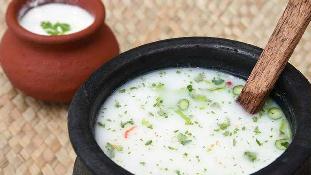 ఆర్థరైటిస్, కీళ్ల నొప్పులు: ఆయుర్వేదం ప్రకారం.. కీళ్ల నొప్పులు లేదా వాత సంబంధిత సమస్యలు ఉన్నవారు పుల్లటి మజ్జిగ తాగకూడదు. పుల్లని మజ్జిగ కీళ్లలో వాపును మరియు నొప్పిని పెంచే అవకాశం ఉంది. ఒకవేళ తాగాలనుకుంటే తాజా మజ్జిగను మాత్రమే తీసుకోవాలి.
