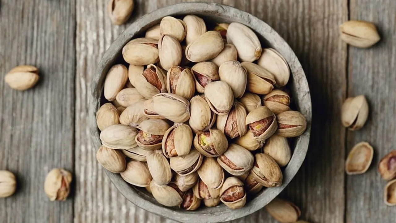 వీరు పిస్తాకు దూరంగా ఉండాలి: పిస్తా పప్పులు అందరికీ మేలు చేయవు. నట్స్ అలర్జీ ఉన్నవారు వీటిని ముట్టకూడదు. మూత్రపిండాల్లో రాళ్లు ఉన్న రోగులు పిస్తాకు దూరంగా ఉండటం మంచిది. ఇరిటబుల్ బవెల్ సిండ్రోమ్ ఉన్నవారికి ఇవి జీర్ణం కావడం కష్టమవుతుంది. పిస్తా పప్పులు శరీరంలో వేడిని కలిగిస్తాయి. కాబట్టి ఎండలు ఎక్కువగా ఉన్నప్పుడు వీటిని పరిమితంగానే తీసుకోవాలి.

