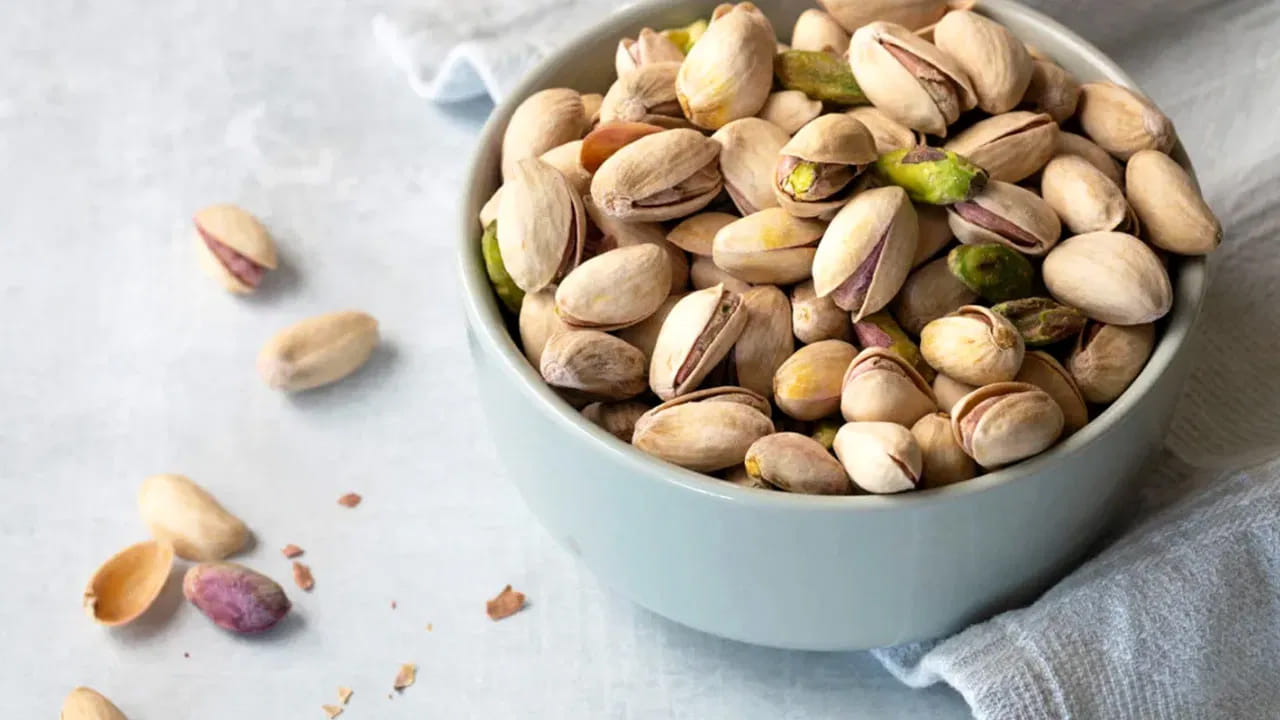 రోజుకు ఎన్ని తినాలి?: ఆరోగ్యకరమైన వయోజనులు రోజుకు సుమారు దాదాపు 49 పిస్తా పప్పులు తినవచ్చు. అయితే మీరు బరువు తగ్గాలనుకుంటున్నారా లేదా పెరగాలనుకుంటున్నారా అనే దానిపై ఈ సంఖ్య మారవచ్చు. అతిగా తింటే బరువు పెరగడం, కడుపు ఉబ్బరం వంటి సమస్యలు తప్పవు.
