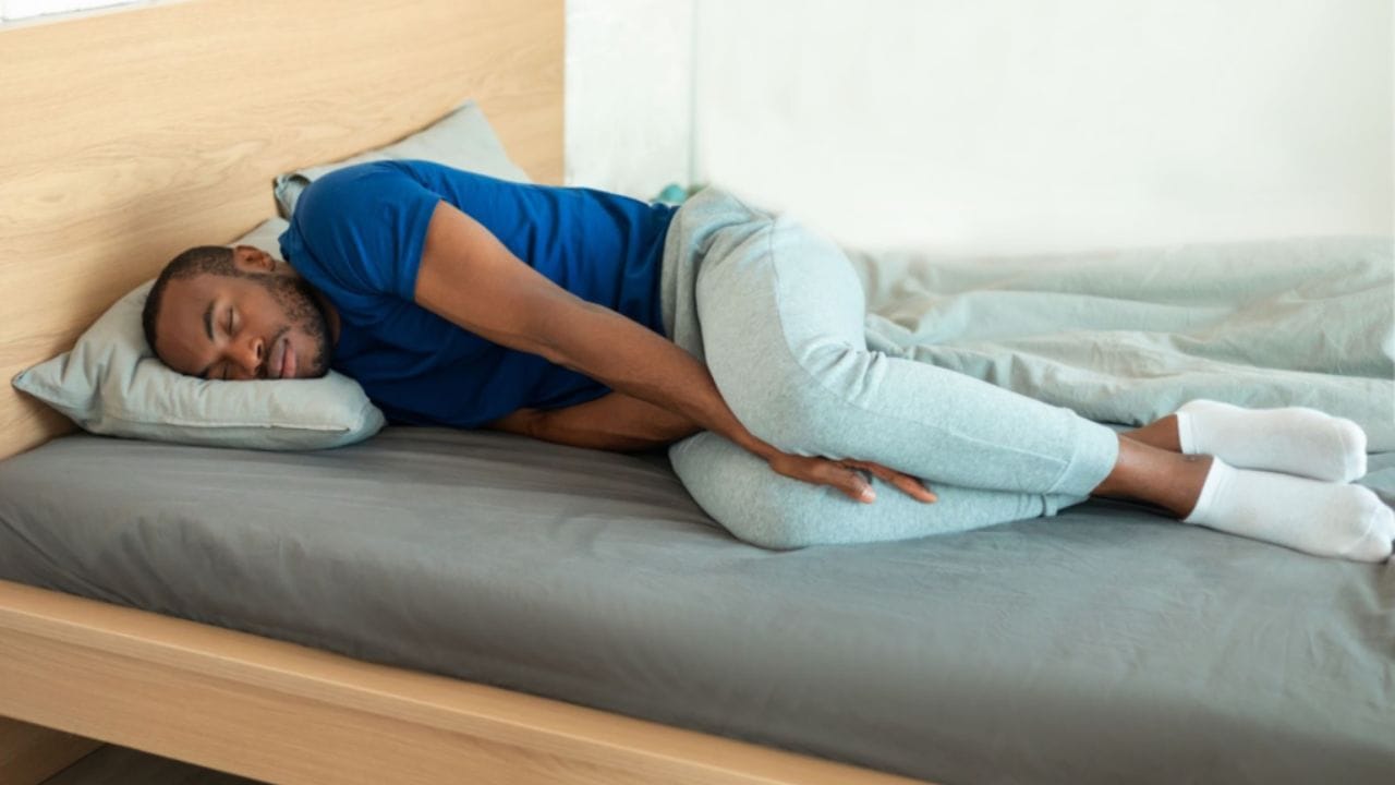 పక్కకు తిరిగి పడుకోవడం : ఒక పక్కకు తిరిగి పడుకునే వారు చాలా సామాజికంగా ఉంటారు. మీరు ఎవరితోనైనా సులభంగా మాట్లాడగలరు అలాగే ఇతరులను త్వరగా నమ్ముతారు. వీళ్లు నిర్ణయాలు తీసుకునే విషయంలో చాలా సంమతౌల్యంగా వ్యవహరిస్తారు. ఏదైనా పని చేసే ముందు అన్ని కోణాల్లో ఆలోచించి నిర్ణయం తీసుకుంటారు.