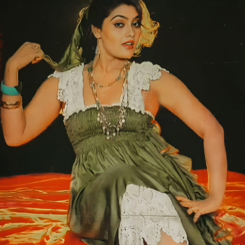 ఆమె తిన్న ఆపిల్ సైతం 25,000 రూపాయలకు కొన్నారంటే ఆమె క్రేజ్ ఎంతటిదో అర్థం చేసుకోవచ్చు. సిల్క్ స్మితకు గొప్ప డ్రెస్ సెన్స్ కూడా ఉంది. పెద్దగా చదువుకోనప్పటికీ, గొప్ప చదువులు చదువుకున్నవారే ఆశ్చర్యపోయేలా ఇంగ్లీష్ భాషలో ప్రావీణ్యం సంపాదించింది. ఎదుగుతున్న సమయంలో అహంకారి అని, డైరెక్టర్లను, ప్రొడ్యూసర్లను ఇబ్బంది పెడుతుందని అనేక పుకార్లు వచ్చాయి. అయితే ఆమెతో పనిచేసిన వారే అవి నిజం కాదని స్పష్టం చేశారు. మత్తెక్కించే కళ్లతో ప్రేక్షకులను కట్టిపడేసిన స్మిత నిజ జీవితంలో ఎంతో గొప్ప వ్యక్తిత్వం గల మనిషి. చేసిన మేలును జీవితాంతం గుర్తుంచుకునే సంస్కారం ఆమెది.