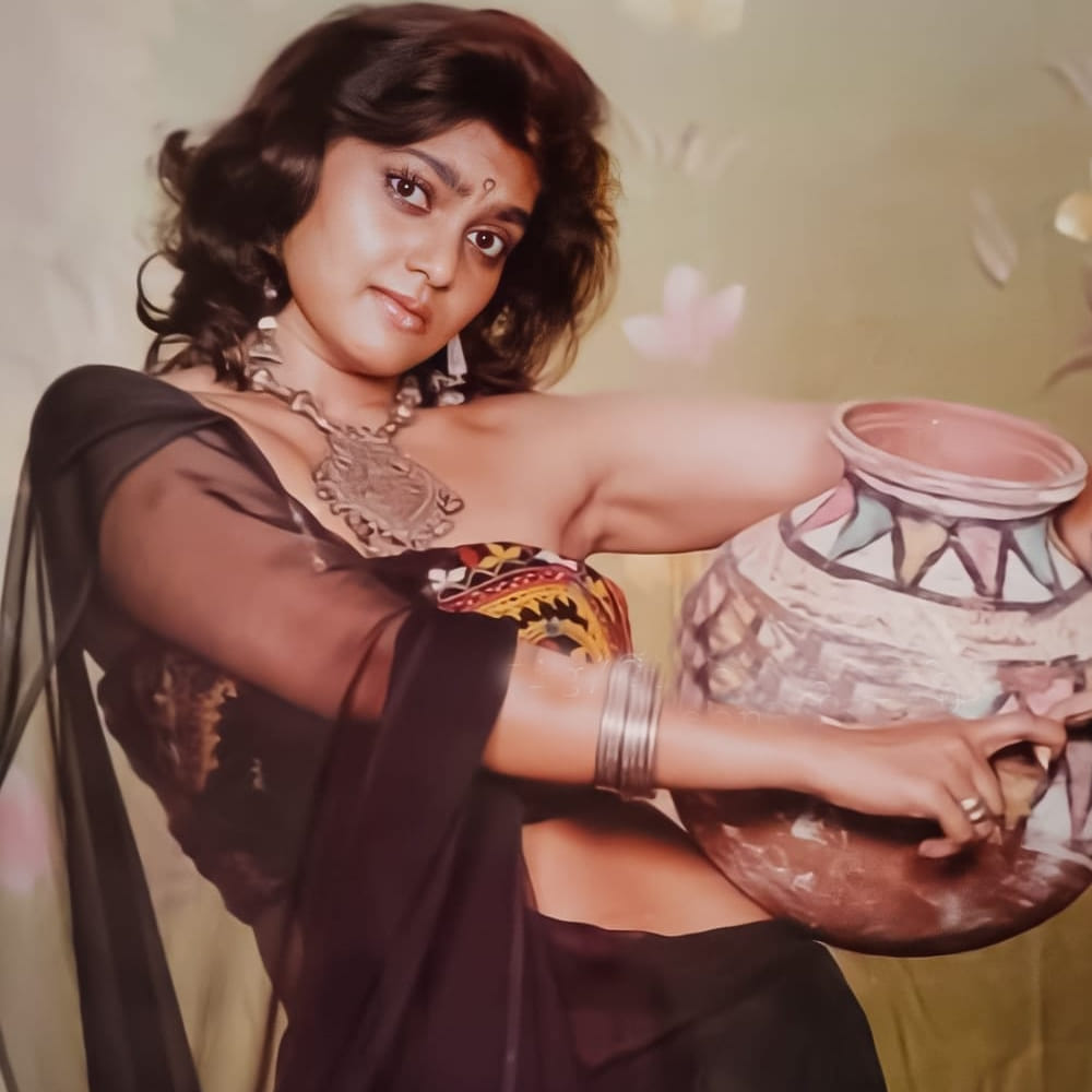 అయితే అతను అప్పటికే వివాహితుడు, పిల్లలు కూడా ఉన్నారు. అతని గురించి తెలిసినా స్మిత అతనికి దగ్గరైంది. చివరికి అతను తన కుటుంబాన్ని కూడా తీసుకువచ్చి స్మిత ఇంట్లోనే కాపురం పెట్టినా ఆమె ఏమీ అనలేని స్థితికి చేరుకుంది. తన డేట్స్, లావాదేవీల విషయంలో స్మిత అతన్ని పూర్తిగా నమ్మేసింది. తన చుట్టూ ఒక కంచుకోటలా కట్టేస్తున్నా కూడా తెలుసుకోలేని పరిస్థితికి స్మిత చేరుకుంది. చివరికి స్మిత కదలికలను కూడా నియంత్రించే స్థాయికి అతను చేరుకున్నాడు. 1996 సెప్టెంబర్ 23న చెన్నైలోని తన సొంత ఇంట్లో ఫ్యాన్‌కి ఉరేసుకుని ఆత్మహత్య చేసుకుని ఆమె జీవన ప్రయాణం అర్ధాంతరంగా ఆగిపోయింది. ఆమె మరణం వెనుక ఉన్న కారణాలు ఇప్పటికీ అంతుచిక్కని రహస్యాలుగా మిగిలిపోయాయి.