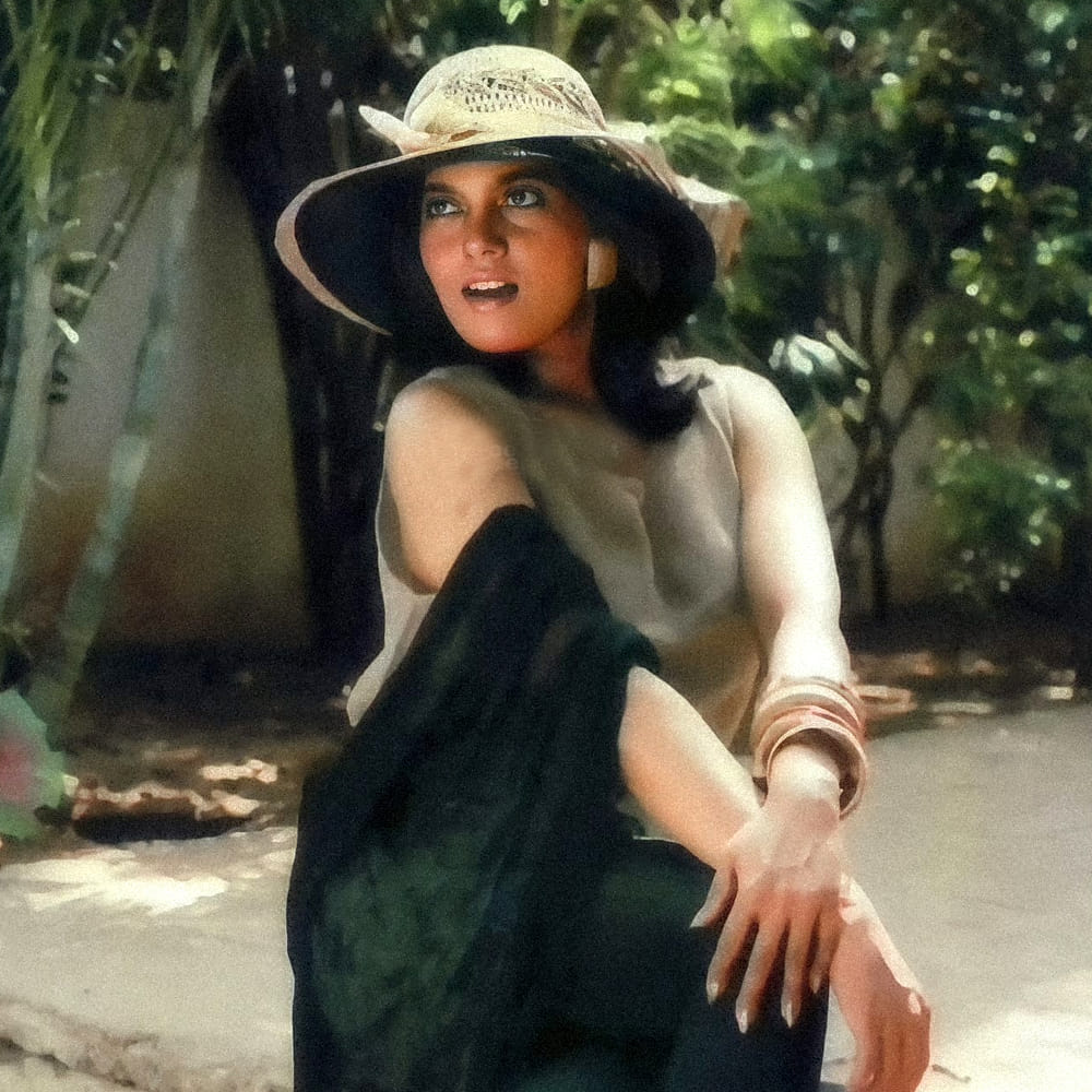 తనకు చిన్న పాత్రలో అవకాశం ఇచ్చిన సుగన్ బాబు చిత్రం "భూదేవి" రిలీజ్ అయ్యే నాటికి స్మిత గొప్ప స్థాయిలో ఉంది. ఆ సమయంలోనే తన పాత్రలో కొన్ని మార్పులు ఉన్నాయని సుగన్ బాబు ఫోన్ చేస్తే, అర్ధరాత్రి వెళ్లి మరీ షూటింగ్ పూర్తి చేసింది. డబ్బు, పేరు, అందం అన్నీ ఉన్నప్పటికీ, అందరు అమ్మాయిల్లాగే ప్రేమగా చూసుకునే తోడు కావాలని స్మిత కోరుకుంది. కష్టం వచ్చినప్పుడు, ఒంటరితనం వెంటాడినప్పుడు సహాయం చేసిన వారిని గుడ్డిగా నమ్ముతారు. సరిగ్గా అలాంటి తప్పే స్మిత కూడా చేసింది. వైజాగ్ కు చెందిన ఒక డాక్టర్ ఆమె జీవితంలోకి సెక్రటరీగా, మేనేజర్‌గా ప్రవేశించాడు. ఎక్కడలేని అభిమానం చూపించాడు. ఒంటరితనాన్ని దూరం చేసిన అతన్ని స్మిత ఎంతగానో నమ్మింది.