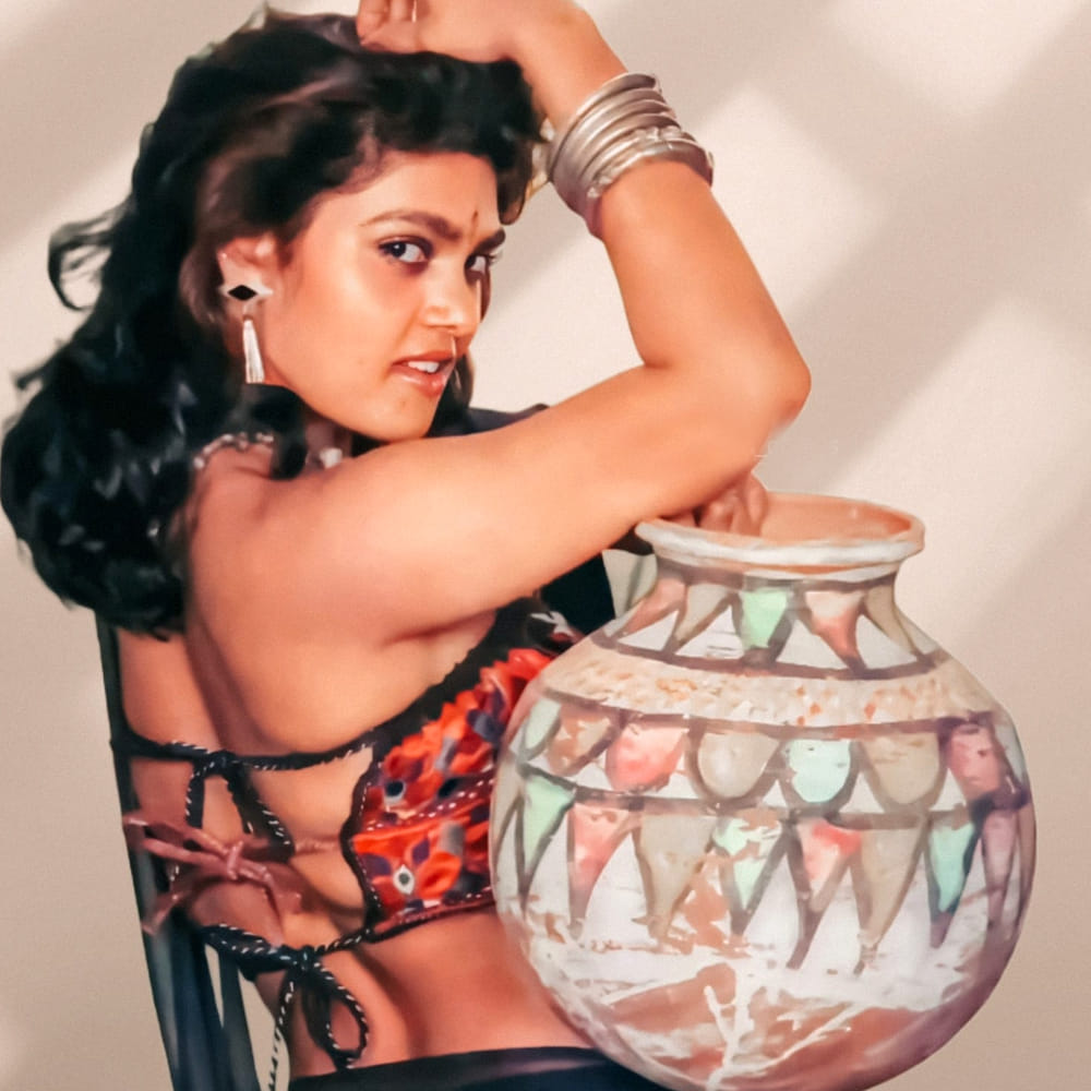 కానీ వాటన్నింటినీ ధైర్యంగా ఎదుర్కొని ఒక నటిగా, నిర్మాతగా తనను తాను నిరూపించుకుంది. మొదట్లో ఆమెకు నటన కానీ, అనర్గళంగా డైలాగులు చెప్పడం కానీ వచ్చేది కాదు. సరైన చదువు లేకపోవడంతో, డైలాగ్ ఎవరైనా చదివి వినిపిస్తే కానీ అర్థం చేసుకోలేకపోయేది. పైగా, ఆమెది చామనఛాయ వర్ణం. ఇవన్నీ ఆమెకు మైనస్‌లుగా ఉన్నప్పటికీ, డాన్స్ లో ఆమెకున్న అద్భుతమైన ప్రతిభ, తనను తాను ఎలా ప్రదర్శించుకోవాలో తెలిసిన నైపుణ్యం, ముఖ్యంగా ఆమె మత్తెక్కించే కళ్ళు స్మితను తిరుగులేని నాట్యతారని చేశాయి. మద్రాసు చేరుకున్న స్మిత అప్పటి క్యారెక్టర్ నటి ఛాయాదేవి ఇంట్లో అద్దెకు దిగింది. అవకాశాల కోసం ప్రయత్నిస్తూనే ఛాయాదేవికి టచ్-అప్ అసిస్టెంట్‌గా పనిచేస్తూ జీవనం సాగించింది. ఈ సమయంలో నటీనటుల దగ్గర మెలకువలు నేర్చుకుంటూ ఉండేది.