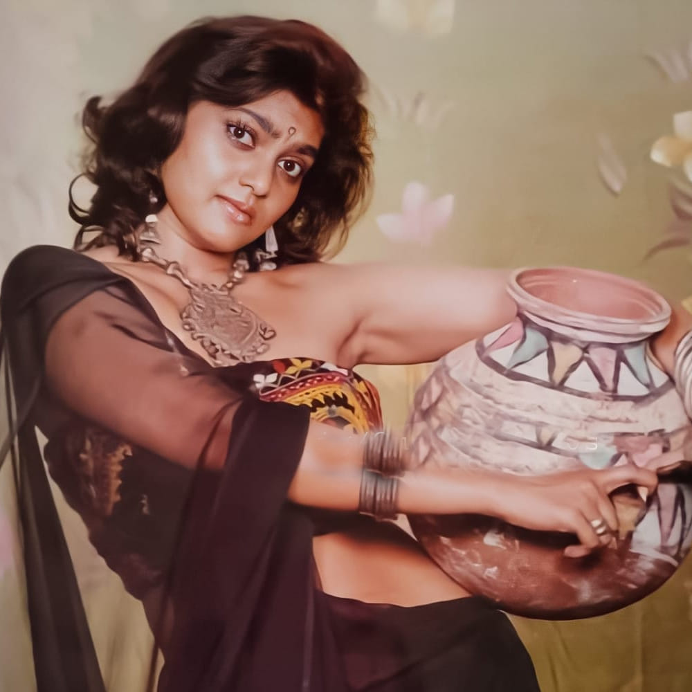 సిల్క్ స్మిత తన దుస్తుల విషయంలో చాలా స్పష్టంగా ఉండేవారు. పాట విన్న తర్వాత, ఆ పాటకు ఎలాంటి డ్రెస్ బాగుంటుందో ఆమె స్వయంగా నిర్ణయించుకునేవారు. వివిధ ఆల్బమ్స్ చూసి డిజైన్లను ఎంపిక చేసుకునేవారు. 30 ఏళ్ల క్రితమే ఆమె తన ఒక్కో డ్రెస్ కోసం దాదాపు లక్ష రూపాయల వరకు ఖర్చు చేసేవారని సాయిబాబు తెలిపారు. ఆ రోజుల్లో అది చాలా పెద్ద మొత్తం. ఆమె కట్టే డ్రెస్సులలో ఉండే పూసలు, రాళ్లు మరియు హ్యాంగింగ్స్ ఆమె డాన్స్‌కు తగ్గట్టుగా కదులుతూ ప్రేక్షకులను మంత్రముగ్ధులను చేసేవి.