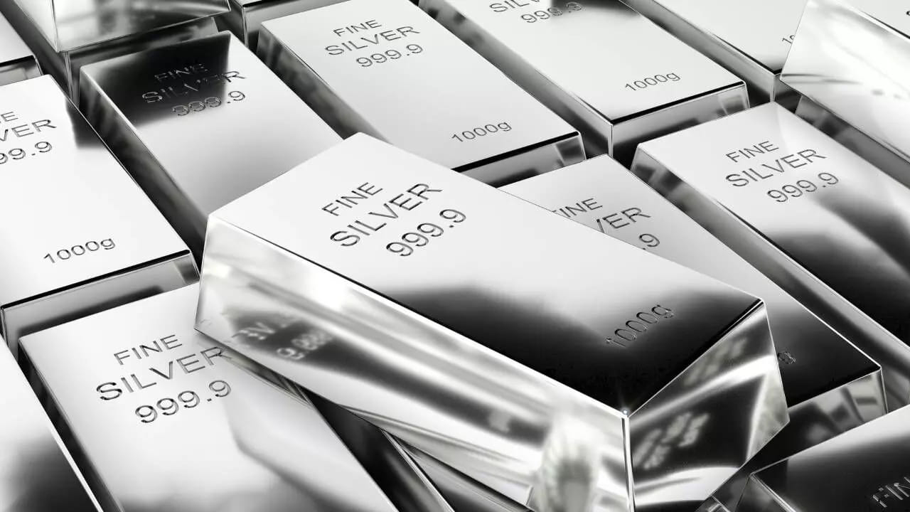 వారం రోజుల్లో వెండి ధరలు బలంగా పుంజుకున్నాయి.  ఇరాన్-ఇజ్రాయెల్ కాల్పుల విరమణ ఒప్పందంపై అనిశ్చితి నెలకొనడం ధరలు పెరుగుదలకు దోహదపడింది. ఇక అమెరికా డాలర్ బలహీనపడటంతో పెట్టుబడిదారుల దృష్టిని వెండి ఆకర్షించింది. ఈ రెండు అంశాలు వెండి పెరుగుదలకు అనుకూలంగా మారాయి.
