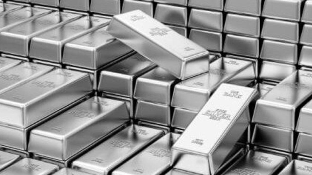 వారం రోజుల్లో కేజీ వెండిపై రూ.10 వేలు పెరిగింది. వెండి దాదాపు 4 శాతంకిపైగా పెరిగింది. ఏప్రిల్ 5వ తేదీన కిలో వెండి హైదరాబాద్‌లో రూ.2.55 లక్షలుగా ఉండగా.. ఏప్రిల్ 6వ తేదీన రూ.5 వేలు పెరిగి రూ.2.60 లక్షలకు చేరుకుంది. ఇక 7వ తేదీన రూ.2.55 లక్షలు, 8వ తేదీన రూ.2.65 లక్షలు, ఏప్రిల్ 9న రూ.2.60 లక్షలు, ఏప్రిల్ 10న రూ.2.65 లక్షలుగా ఉంది.
