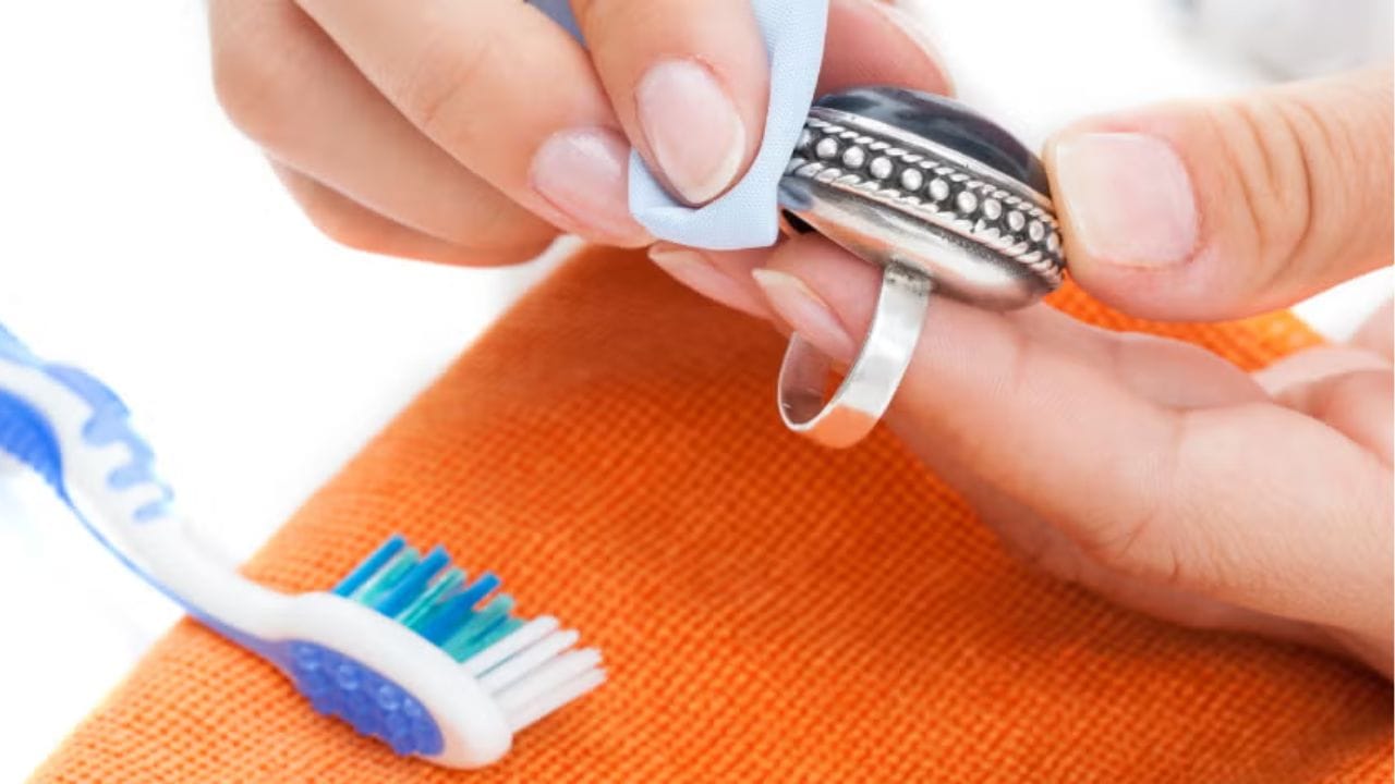 గమనిక: వెండి వస్తువులను శుభ్రం చేసిన తర్వాత మెత్తని పొడి గుడ్డతో తుడవడం మర్చిపోకండి. తద్వారా నీటి మరకలు పడకుండా ఉంటాయి. ఈ సింపుట్ చిట్కాలను పాటిస్తే మీరు షాప్‌కు వెళ్లే పనిలేకుండా ఇంట్లోనే నల్లగా మారిన వెండి వస్తువులను కొత్తవిగా చేసుకోవచ్చు.