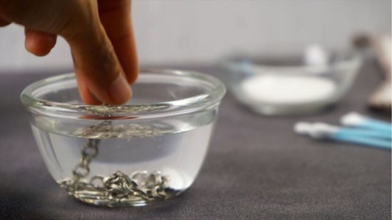 సోప్ లేదా షాంపూ: సాధారణ మురికిని పోగొట్టడానికి డిష్ సోప్ లేదా షాంపూ బాగా ఉపయోగపడతాయి. ఒక కప్పు గోరువెచ్చని నీటిలో 2 స్పూన్ల డిష్ సోప్ లిక్విడ్ లేదా షాంపూ కలపండి. ఈ నీటిలో వెండి వస్తువులను 10 నిమిషాల పాటు నానబెట్టండి. ఆ తర్వాత బ్రష్‌తో రుద్ది కడిగేస్తే, మసకబారిన వెండికి మళ్ళీ మెరుపు వస్తుంది.