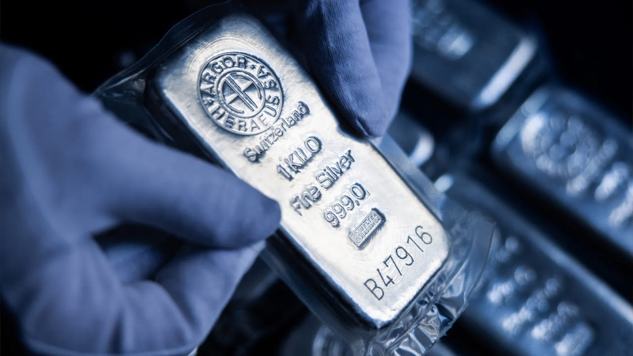  పెట్టుబడిదారులకు సూచనప్రస్తుతం బంగారం, వెండి ధరలు అనేక అంతర్జాతీయ అంశాలపై ఆధారపడి కదులుతున్నాయి. కాబట్టి తక్షణ లాభాలకన్నా దీర్ఘకాల దృష్టితో పెట్టుబడులు పెట్టాలని నిపుణులు సూచిస్తున్నారు. ఫెడరల్ రిజర్వ్ నిర్ణయాలు, డాలర్ బలం, చమురు ధరలు, భౌగోళిక ఉద్రిక్తతలు వచ్చే రోజుల్లో ధరల దిశను నిర్ణయించనున్నాయి.