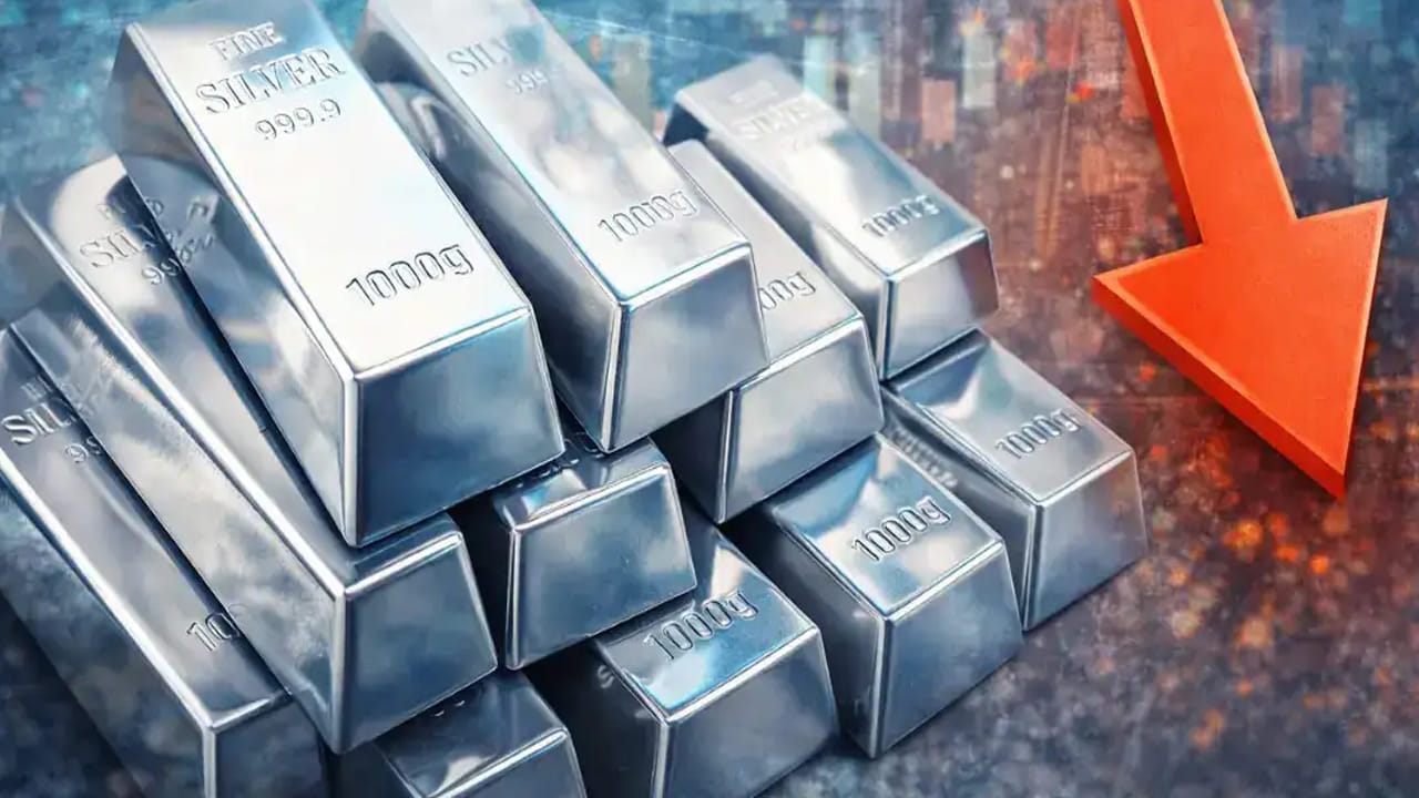  పెట్టుబడిదారులకు సూచనప్రస్తుతం బంగారం, వెండి ధరలు అనేక అంతర్జాతీయ అంశాలపై ఆధారపడి కదులుతున్నాయి. అందుకే తక్షణ లాభాలకన్నా దీర్ఘకాల దృష్టితో పెట్టుబడులు పెట్టాలని నిపుణులు సూచిస్తున్నారు. ఫెడరల్ రిజర్వ్ నిర్ణయాలు, డాలర్ బలం, చమురు ధరలు, భౌగోళిక ఉద్రిక్తతలు వచ్చే రోజుల్లో ధరల దిశను నిర్ణయించనున్నాయి.