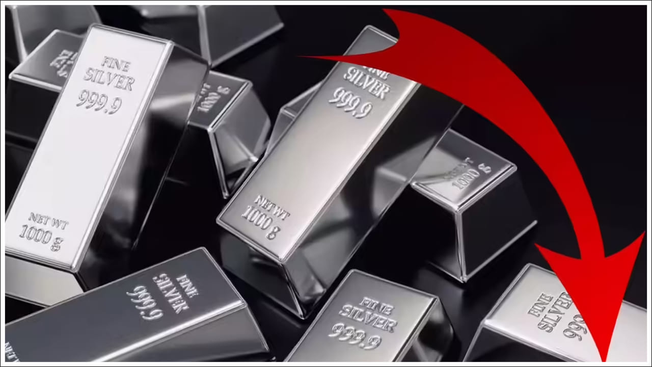  పానిక్ సెల్లింగ్ అంటే ఏమిటి?: యుద్ధ పరిస్థితుల వల్ల అంతర్జాతీయ కమోడిటీ మార్కెట్‌లో గందరగోళం నెలకొంది. పెట్టుబడిదారులు భయంతో తమ వద్ద ఉన్న నిల్వలను విక్రయించడాన్ని ఆర్థిక పరిభాషలో 'పానిక్ సెల్లింగ్' అంటారు. ప్రస్తుతం వెండి మార్కెట్‌లో ఇదే జరుగుతోంది. యుద్ధం గనుక ముదిరితే పారిశ్రామిక రంగం కుంటుపడుతుందనే భయం ఇన్వెస్టర్లను వెంటాడుతోంది. వెండి కేవలం ఆభరణాలకే పరిమితం కాదు. ఇది పారిశ్రామికంగా చాలా కీలకమైన లోహం.