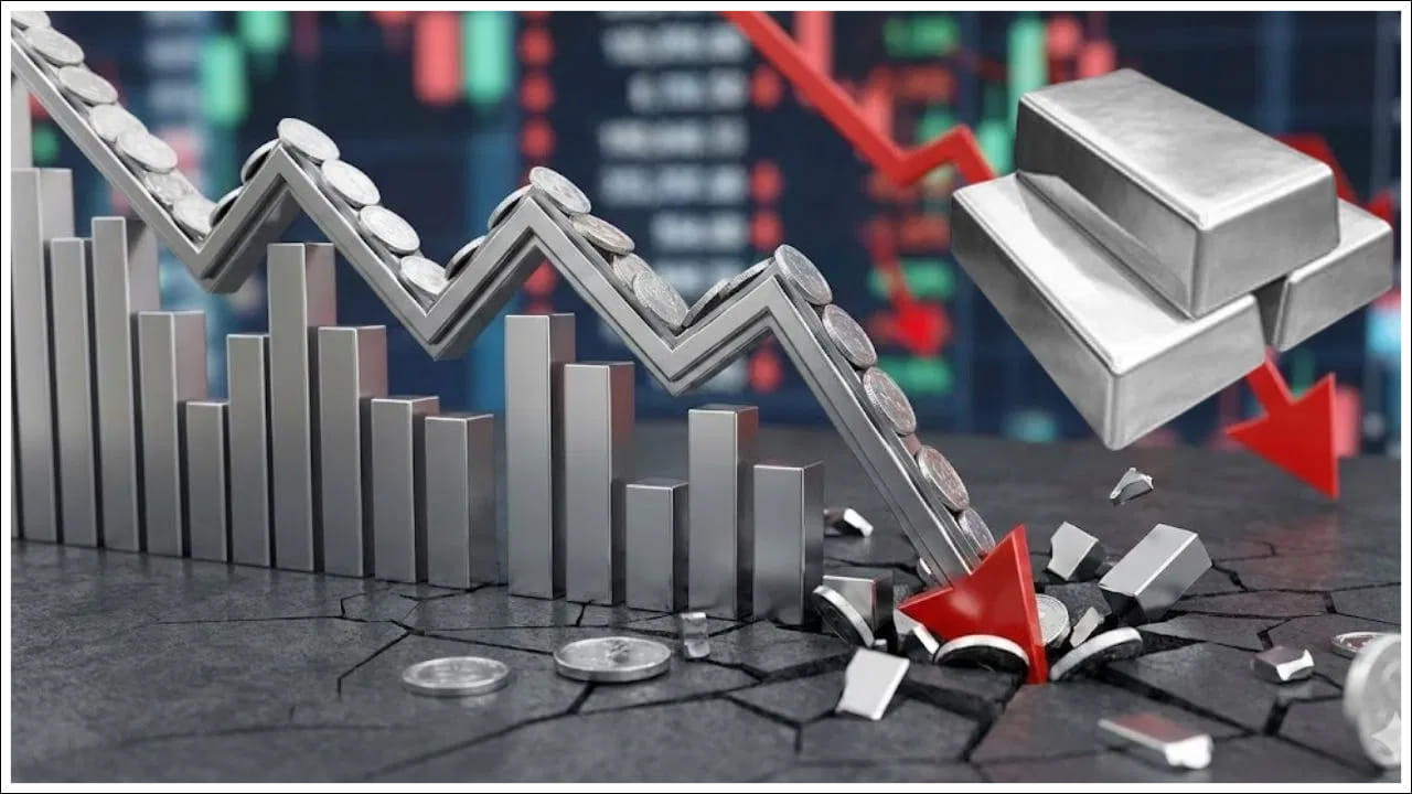  ఎలక్ట్రానిక్స్, సోలార్ ప్యానెల్స్: వీటి తయారీలో వెండి ముడిసరుకుగా వాడతారు. యుద్ధం వల్ల పరిశ్రమలు ఆగిపోతే వెండి వినియోగం తగ్గిపోతుంది. దీనివల్ల బడా ఇన్వెస్టర్లు వెండిని విక్రయించేందుకు పోటీ పడుతున్నారు. ఫలితంగా ధరలు భారీగా కుప్పకూలుతున్నాయి.