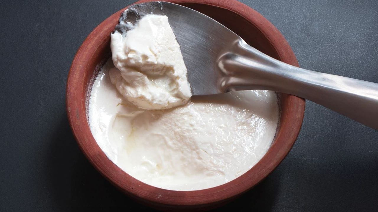 పెరుగు పుల్లగా మారుతోందా? గట్టిగా, తియ్యగా ఉండే పెరుగు కోసం ఈ చిట్కాలు పాటించండి