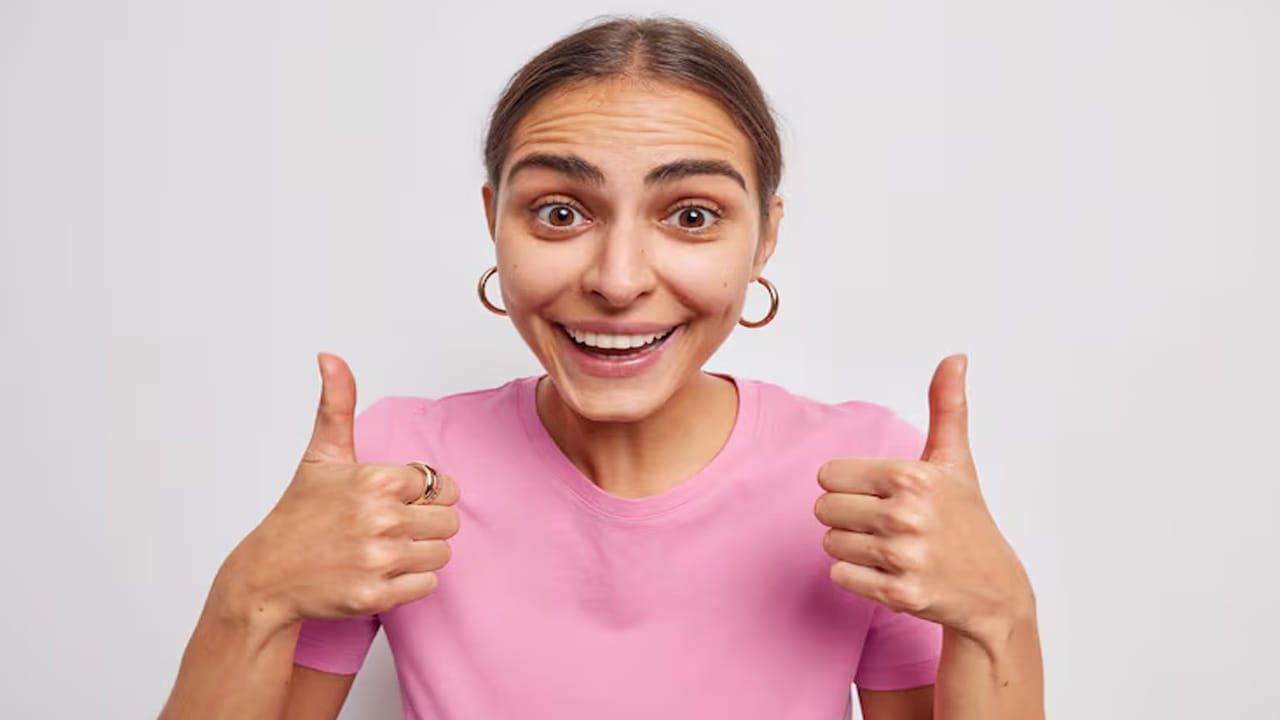 గంటల తరబడి కూర్చోవడం: అలాగే, గంటల తరబడి ఒకే చోట కూర్చుని ఉండటం (Sedentary Lifestyle) వల్ల శరీరంలో రక్త ప్రసరణ తగ్గి, కండరాలు బలహీనపడతాయి. ఆఫీసు పనిలో లేదా టీవీ చూస్తూ గంటల తరబడి ఒకే చోట కూర్చోవడం వల్ల శరీరంలో మెటబాలిజం మందగిస్తుంది. ఇది గుండె జబ్బులు, అధిక బరువుకు దారితీస్తుంది. ఇది మిమ్మల్ని వయసు కంటే పెద్దవారిగా చూపిస్తుంది.