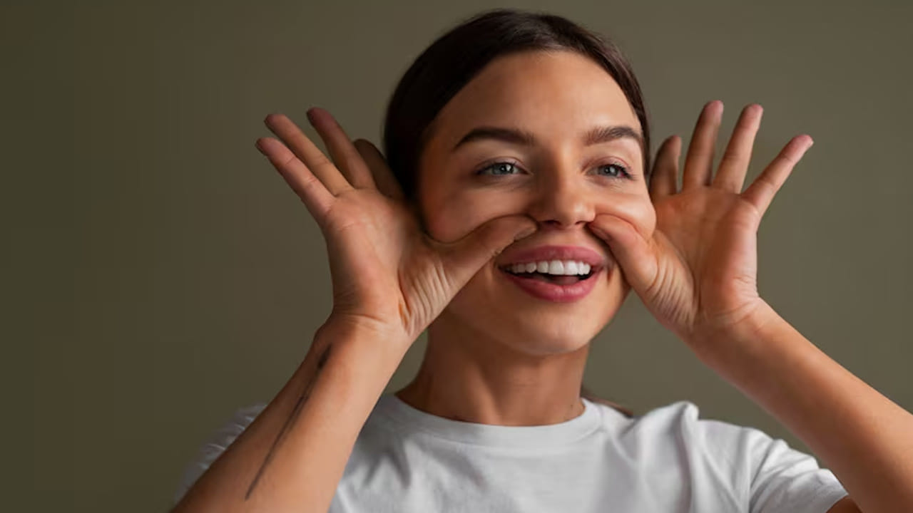 సూర్యరశ్మి, నీటి శాతం: ఎండలోకి వెళ్ళినప్పుడు సన్‌స్క్రీన్ వాడకపోవడం వల్ల అతినీలలోహిత కిరణాలు చర్మాన్ని దెబ్బతీస్తాయి. అలాగే, రోజుకు సరిపడా నీరు తాగకపోతే చర్మం పొడిబారిపోయి ముసలితనపు ఛాయలు త్వరగా కనిపిస్తాయి. సూర్యరశ్మి నుండి రక్షణ కోసం సన్‌స్క్రీన్ వాడకపోవడం, తగినంత నీరు తాగకపోవడం కూడా చర్మాన్ని త్వరగా ముసలిది చేస్తాయి. 