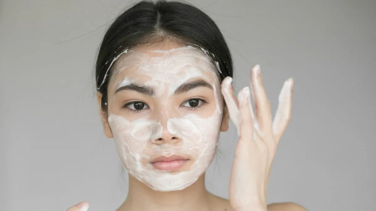 కొబ్బరి పాలు బియ్యం పిండి ఫేస్ ప్యాక్: దీని తయారీ కోసం ఒక టేబుల్ స్పూన్ బియ్యప్పిండిలో సరిపడా కొబ్బరి పాల వేసి బాగా కలపండి. తర్వాత ఈ మిశ్రమాన్ని మీ ముఖానికి రాసుకుని, 20 నిమిషాల తర్వాత కడిగేయండి. వారాని ఒక సారి ఇలా చేయడం ద్వారా మీ చర్మ సౌందర్యాన్ని పెంచుకోవచ్చు.