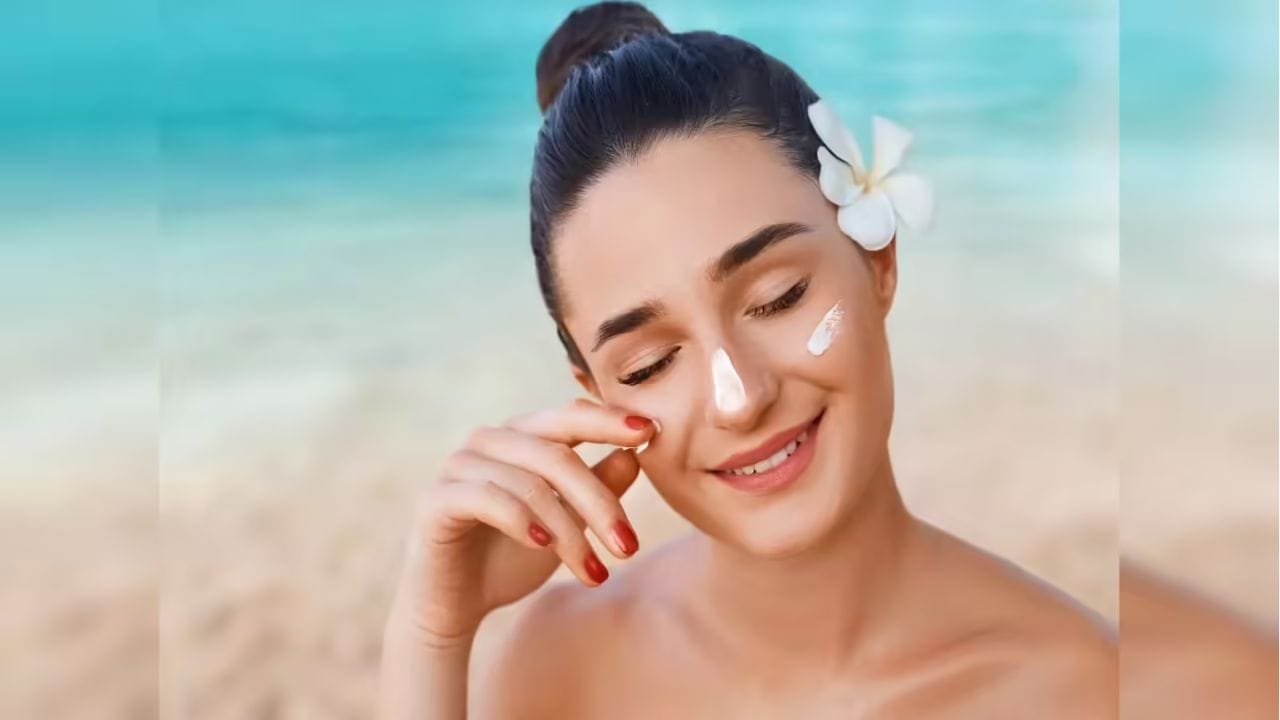 సన్‌స్క్రీన్ వాడకం: చాలా మంది సమ్మర్‌లో సన్‌స్క్రీన్ రాసుకోకుండానే బయటకు వెళ్తారు. దీని వల్ల ముఖం నల్లగా మారుతుంది. కాబట్టి  ముఖం కడిగిన తర్వాత సన్‌స్క్రీన్ రాయడం మర్చిపోకూడదు. కేవలం బయటకు వెళ్ళినప్పుడే కాదు, ఇంట్లో ఉన్నప్పుడు కూడా సన్‌స్క్రీన్ వాడటం అలవాటు చేసుకోవాలి. బయటకు వెళ్లే కనీసం 30 నిమిషాల ముందు సన్‌స్క్రీన్ రాసుకోవడం వల్ల చర్మం ఎండ దెబ్బ నుంచి రక్షించబడుతుంది. ఈ సింపుల్ ఆయుర్వేద చిట్కాలను పాటించడం ద్వారా ఎటువంటి హాని లేకుండా సహజంగా మెరిసే చర్మాన్ని మీ సొంతం చేసుకోవచ్చు.( Note: పైర పేర్కొన్న అంశాలు ఇంటర్నెట్ నుంచి సేకరించిన సమాచారం ఆధారంగా అందించబడినవి.. వీటిని Tv9 దీవీకరించడం లేదు)