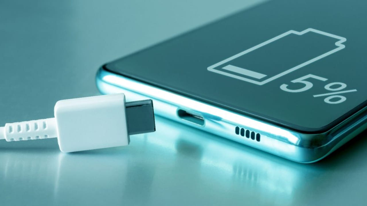 Smartphone Battery: మీ స్మార్ట్‌ ఫోన్‌ బ్యాటరీ త్వరగా ఖాళీ అవుతుందా? ఫోన్‌లో ఈ ఫీచర్లు మార్చండి..