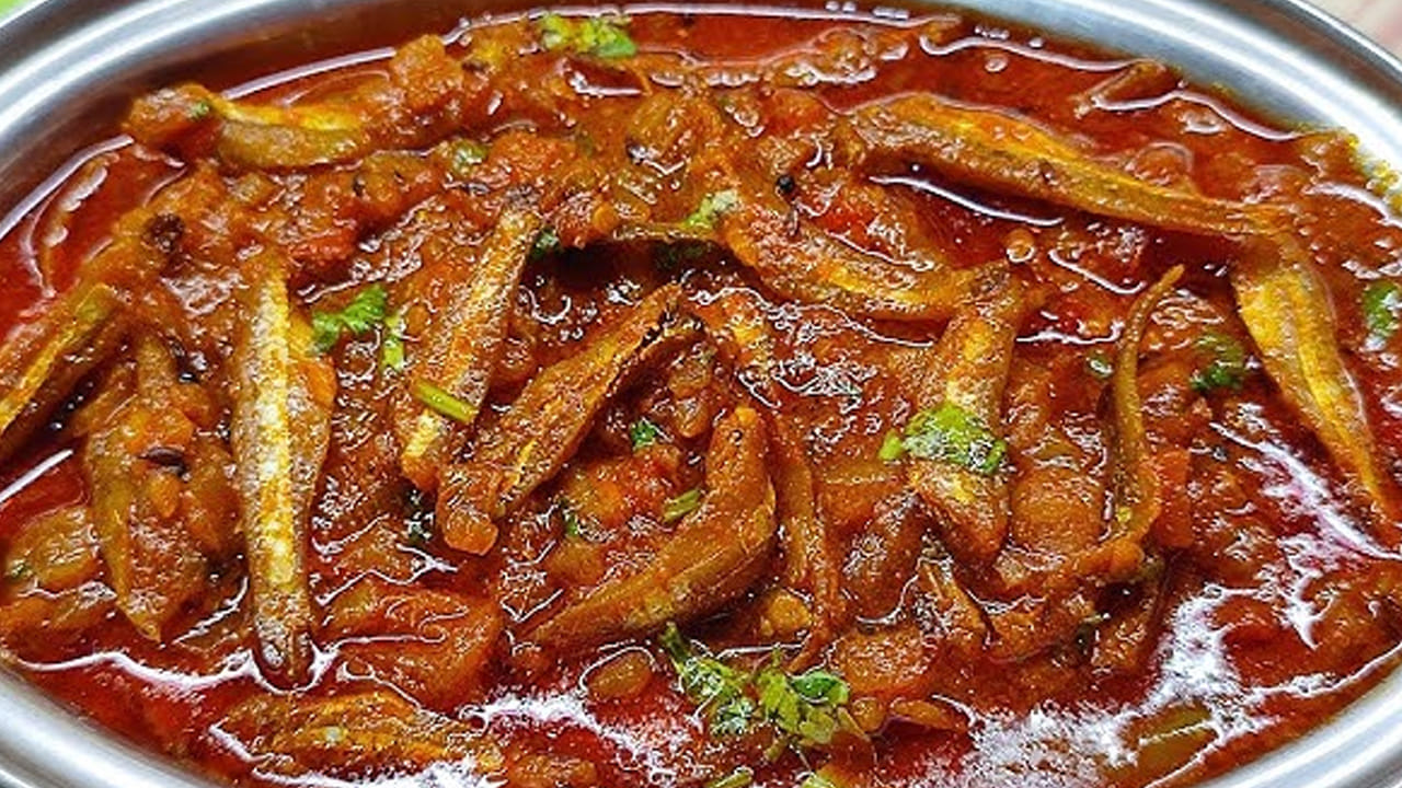 ఇప్పుడు  కట్ చేసిన ఉల్లిపాయలు వేసి బంగారు కలర్లోకి మారే వరకు బాగా వేయించుకోవాలి. అల్లం వెల్లుల్లి పేస్ట్ వేసి వాసన పోయే వరకు వేయించాలి. ఇంకా టమోటాలు కూడా వేసి బాగా ఉడికించుకోవాలి. 