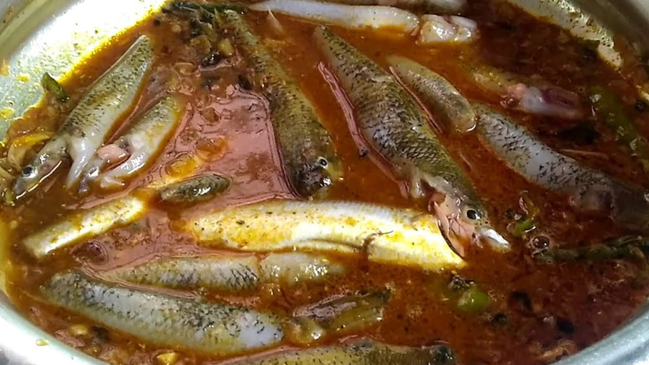 కావాల్సిన పదార్థాలు:అర కిలో ఇసుక దొందులు చేపలు, రెండు ఉల్లిపాయలు, రెండు టమోటాలు,  నాలుగు పచ్చిమిర్చి, 
ఒక టేబుల్ స్పూన్ అల్లం వెల్లుల్లి పేస్ట్, ఒక టేబుల్ స్పూన్ కారం , అర టేబుల్ స్పూన్ పసుపు, రుచికి సరిపడా ఉప్పు,  ఒక టేబుల్ స్పూన్ ధనియాల పొడి, అర టేబుల్ స్పూన్ జీలకర్ర పొడి, అర టేబుల్ స్పూన్ గరం మసాలా, చింతపండు రసం , నూనె , 
కరివేపాకు,  కొత్తిమీరను తీసుకోవాలి. 