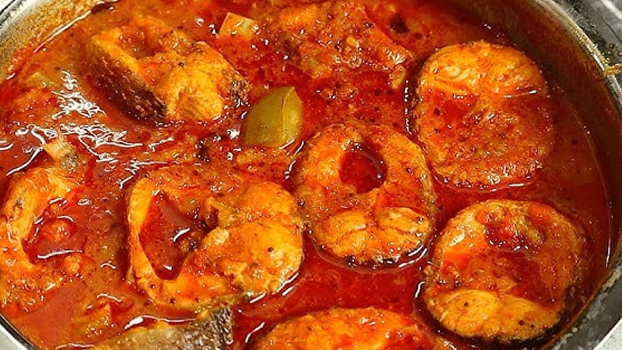 గ్రేవీగా అయినా తర్వాత  ఇసుక దొందులు చేపలు వేసి స్లోగా కలపాలి. ఆ తర్వాత మూత పెట్టి 10 నుంచి 15 నిమిషాల మధ్య  సన్నని  మంటపై ఉడికించండి. చివర్లో మసాలా పొడి , కొత్తిమీరను వేసి స్టవ్ మీద నుంచి కిందకు దించేయండి. 