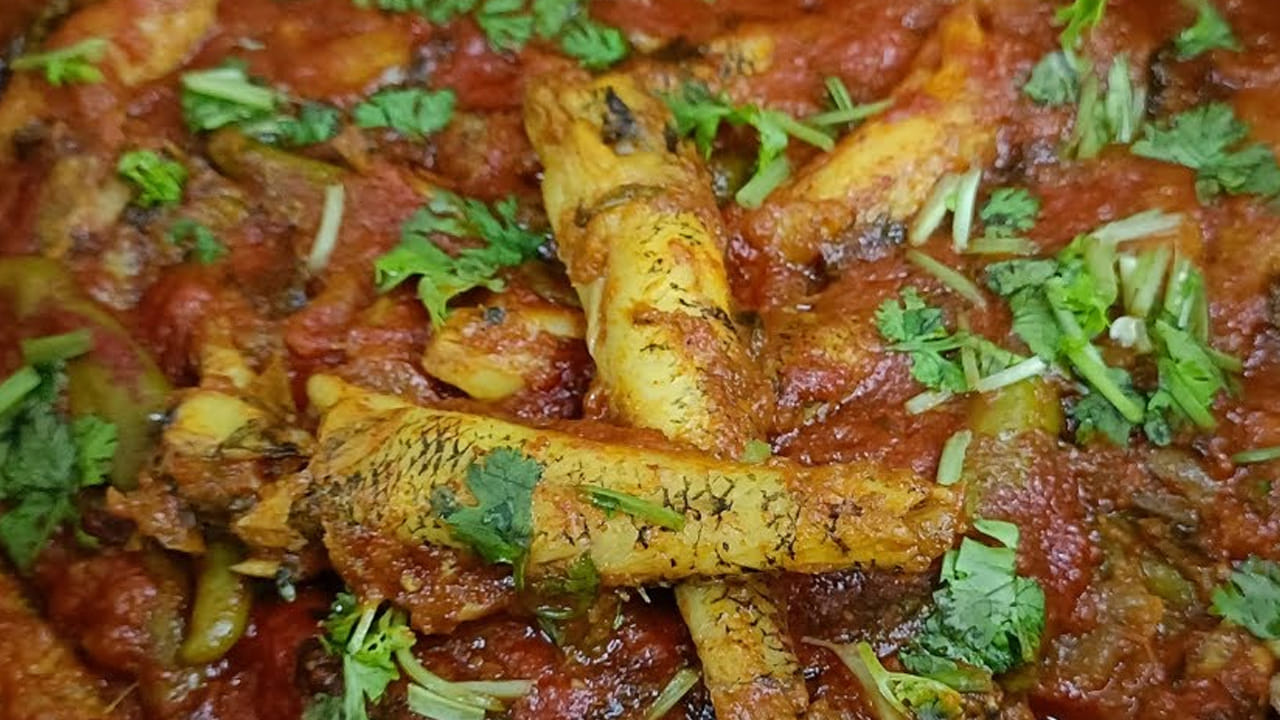 ముందుగా చేపలను తీసుకుని ఒకటికి రెండు సార్లు బాగా కడిగి,  దానిలో ఉప్పు , పసుపు వేసి పది నిముషాల పాటు అలాగే ఉంచాలి. 
ఇప్పుడు పాన్ లో ఆయిల్ వేసి అది వేడయ్యాక కరివేపాకు, పచ్చిమిర్చి కూడా వేయండి.
