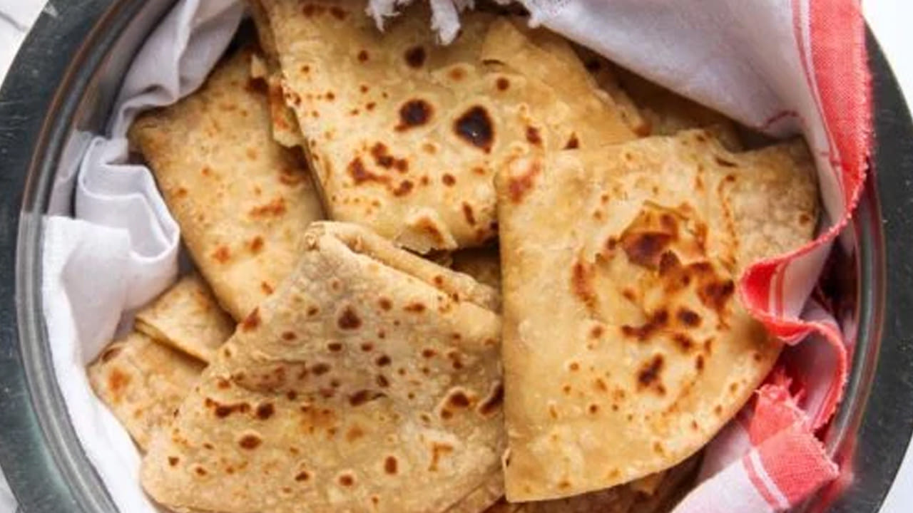 గోరువెచ్చని నీరు లేదా పాలు: పిండిని కలిపేటప్పుడు సాధారణ నీటికి బదులుగా గోరువెచ్చని నీటిని వాడండి. సాధ్యమైతే కొద్దిగా పాలు కలపండి. ఇది పిండిలోని గ్లూటెన్ మృదువుగా మారడానికి సహాయపడుతుంది, తద్వారా రొట్టెలు మెత్తగా వస్తాయి.