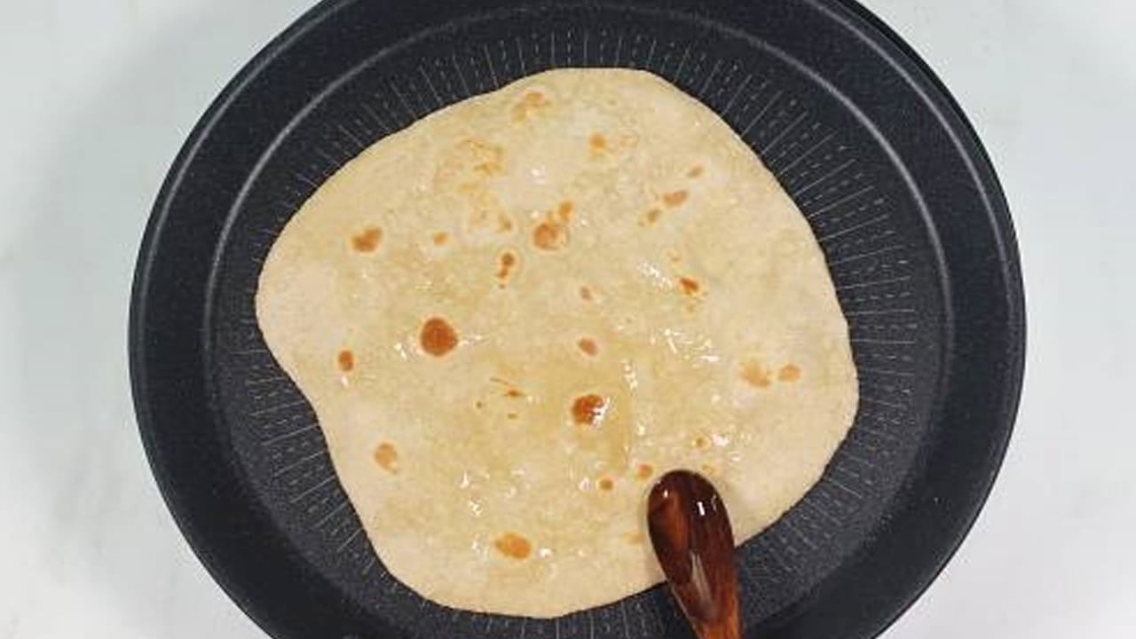 పిండిని నాననివ్వడం: పిండి కలిపిన తర్వాత కనీసం 20 నుండి 30 నిమిషాల పాటు దానిపై తడి వస్త్రం కప్పి పక్కన పెట్టాలి. దీనివల్ల పిండి నీటిని బాగా పీల్చుకుని, చపాతీలు పొరలు పొరలుగా మెత్తగా వస్తాయి.
