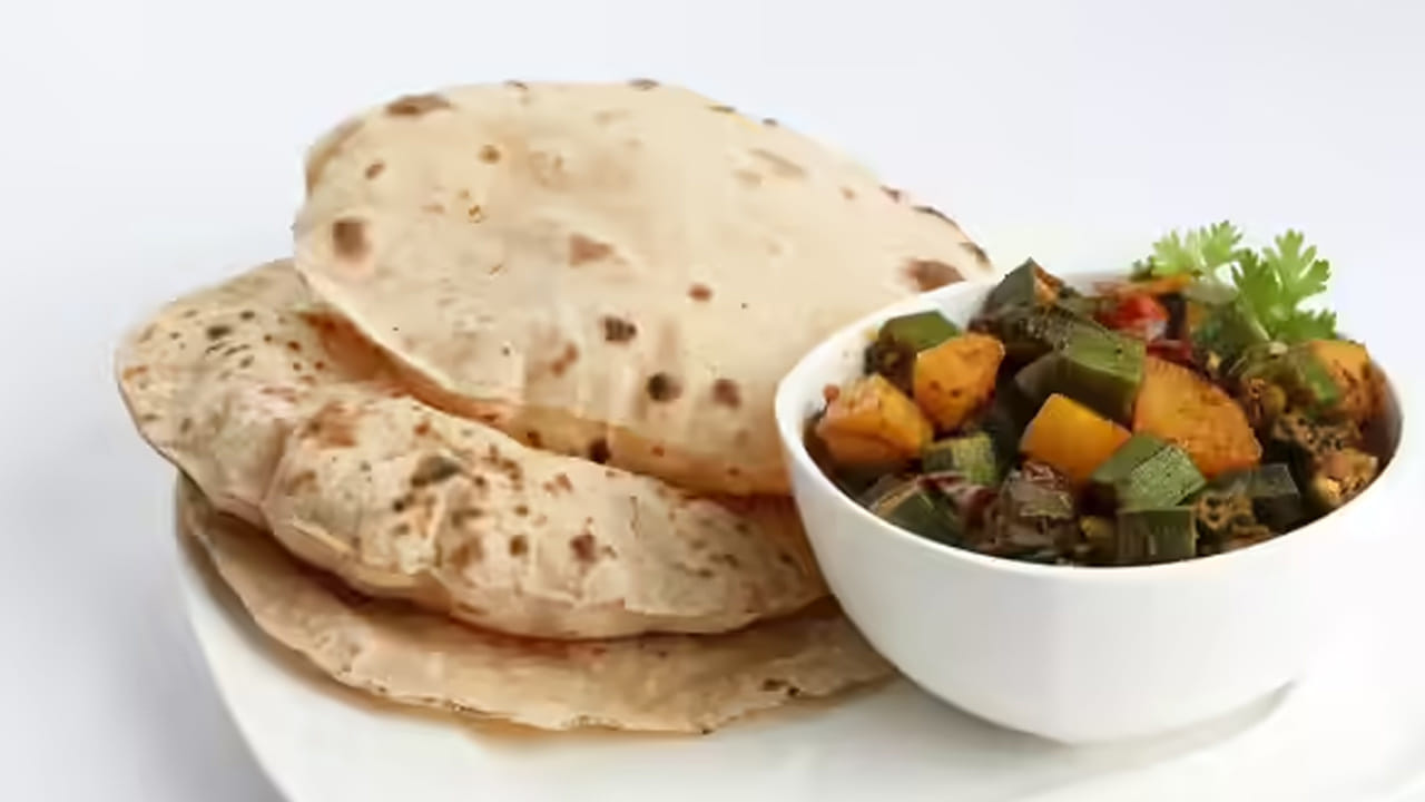 నూనె లేదా నెయ్యి: పిండి కలిపేటప్పుడు ఒక స్పూన్ నూనె లేదా నెయ్యి వేయండి. ఇది చపాతీలు ఆరిపోకుండా రక్షిస్తుంది. కాల్చేటప్పుడు కూడా తగినంత మంటను (Medium to High) ఉంచడం వల్ల రొట్టె త్వరగా కాలి మెత్తదనాన్ని కోల్పోదు.