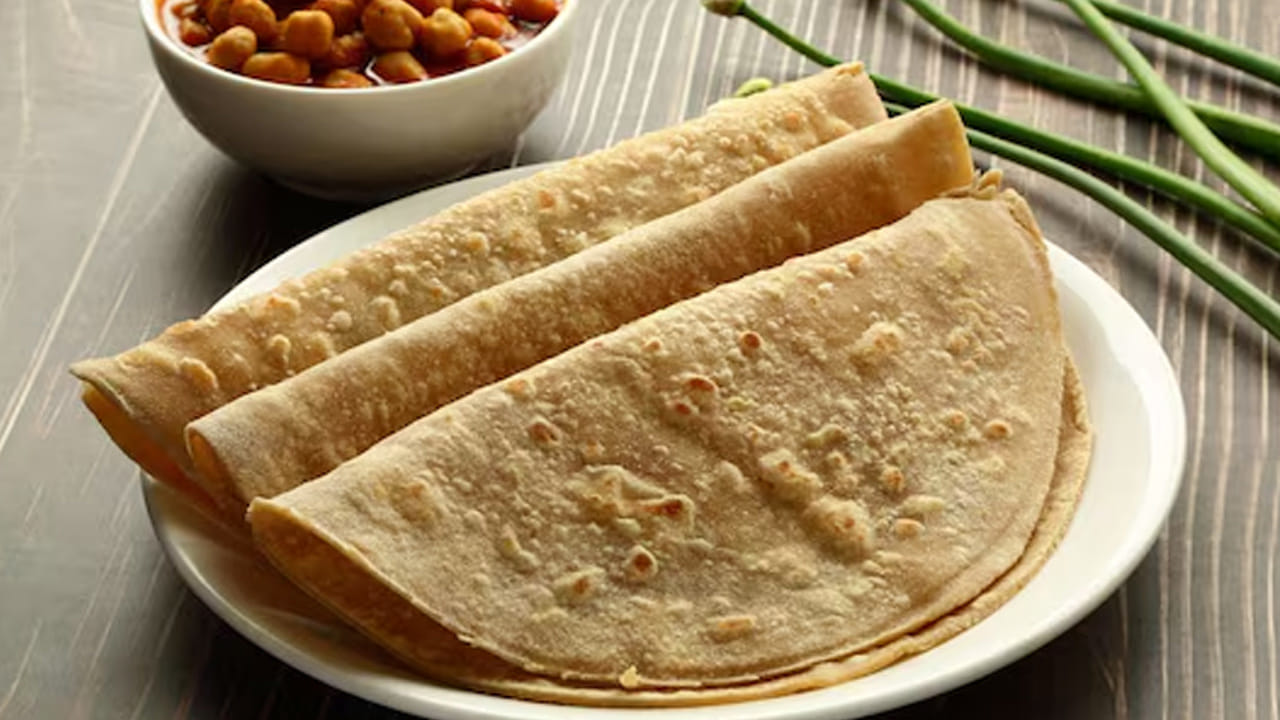 పిండిని కలిపేటప్పుడు తక్కువ నీరు వాడటం లేదా చపాతీని తక్కువ మంటపై ఎక్కువ సేపు కాల్చడం వల్ల అందులోని తేమ పోయి గట్టిగా మారుతాయి. అలాగే పిండిని కలిపిన వెంటనే వండటం వల్ల కూడా అవి సరిగ్గా రావు. మెత్తని చపాతీలకు 4 కిచెన్ ట్రిక్స్‌ ఇప్పుడు చూద్దాం..