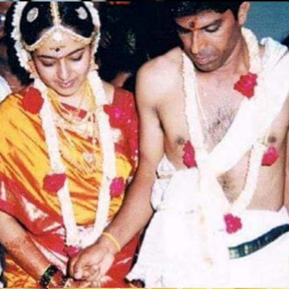 సౌందర్యలోని ఆఫ్-స్క్రీన్ నవ్వు తనకు అత్యంత ఇష్టమైన గుణమని సురేష్‌ వివరించారు. ఆమె నవ్వు పక్కింటి పిల్లలా, పల్లెటూరిలో చూసిన అందమైన అమ్మాయిలా స్వచ్ఛంగా, ముచ్చటగొలిపేలా ఉండేదని వర్ణించారు. ఆమె కళ్లు ఎప్పుడూ జీవంతో, చురుగ్గా డాన్సింగ్‌ ఐస్‌లా ఉండేవని తెలిపారు. తను మాట్లాడుతున్నప్పుడు ఆమె కళ్లు వేరే వైపు చూస్తుంటే, హలో హలో, నేను ఇక్కడే ఉన్నాను, నన్ను చూసి మాట్లాడు అని సరదాగా చెప్పేవాడినని గుర్తు చేసుకున్నారు. జీవితం పట్ల ఆమెకు అమితమైన ఉత్సాహం, ప్రేమ ఉండేవని, ఆమె నటనలో కూడా ఆ జీవం, వాస్తవికత కనిపించేవని సురేష్‌ పేర్కొన్నారు.