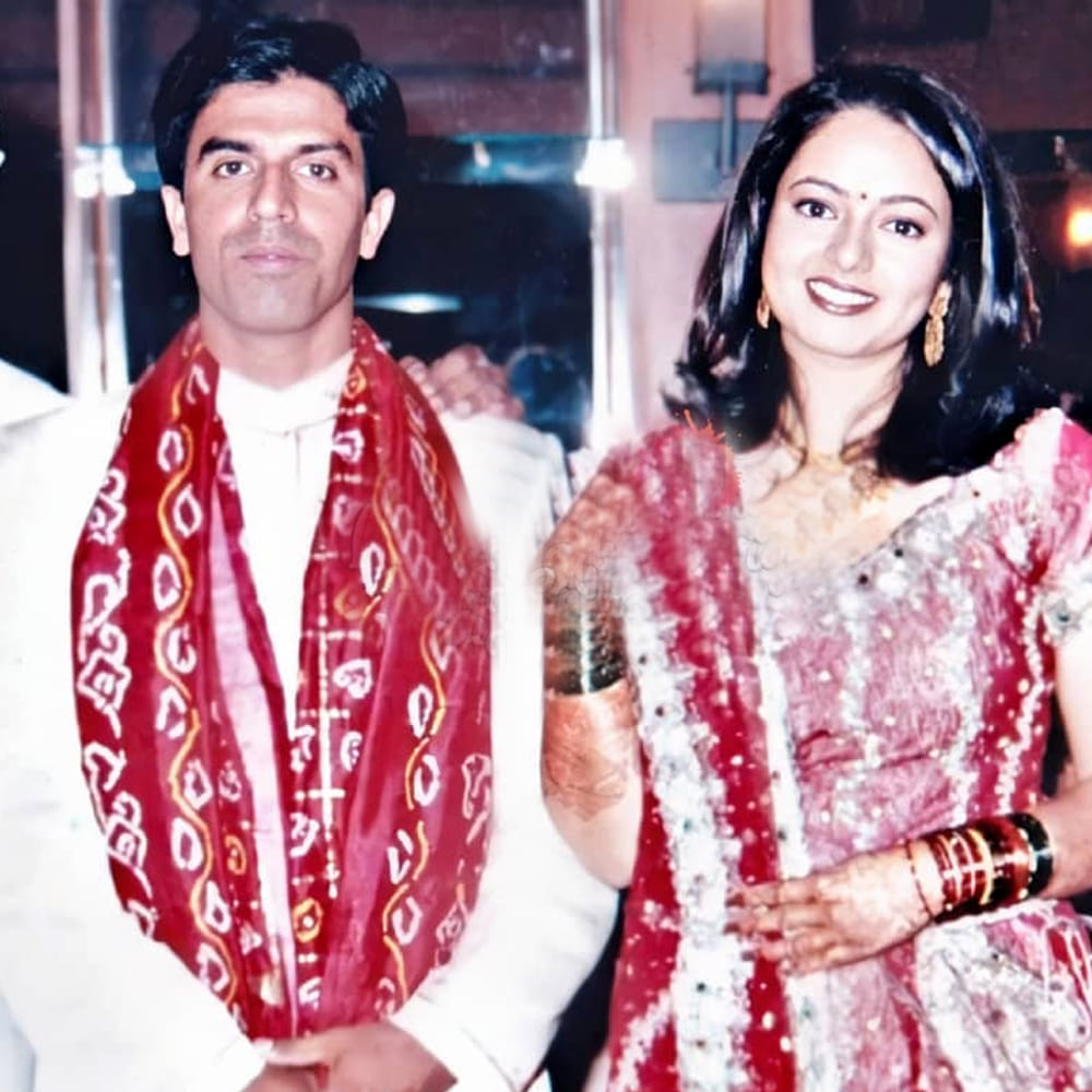 అంతటి జీవితం పట్ల ప్రేమ ఉన్న వ్యక్తి అర్ధాంతరంగా మరణించడం తనను తీవ్రంగా బాధించిందని సురేష్‌ ఆవేదన వ్యక్తం చేశారు. తన జీవితంలో రెండుసార్లు మాత్రమే కన్నీళ్లు పెట్టుకున్నానని, అవి శ్రీహరి, సౌందర్య మరణించినప్పుడు మాత్రమే అని సురేష్‌ తెలిపారు. శరీరం నశిస్తుందే తప్ప ఆత్మ చావదు, మరో రూపంలో పుడుతుందని తనకో తత్వం ఉందని, అందుకే తన కుటుంబ సభ్యులు మరణించినప్పుడు కూడా తాను అంతగా బాధపడలేదని, కానీ శ్రీహరి, సౌందర్యలను దేవుడు మరీ తొందరగా తీసుకెళ్లడం అన్యాయమని, అది తనను తీవ్రంగా కలచివేసిందని ఆయన వివరించారు. తాజాగా సౌందర్య భర్త రఘుతో మాట్లాడినప్పుడు, ఆయన పెళ్లి చేసుకుని ఇద్దరు పాపలకు తండ్రి అయ్యారని తెలిసిందని సురేష్‌ చెప్పారు. సౌందర్య తన కూతుళ్ల రూపంలో తిరిగి పుట్టారని తాను చెప్పగా, రఘు గారు కూడా వారు సౌందర్య పోలికలతో సేమ్ డిట్టో ఉన్నారని చెప్పి సంతోషంగా ఉన్నారని సురేష్‌ తెలిపారు.