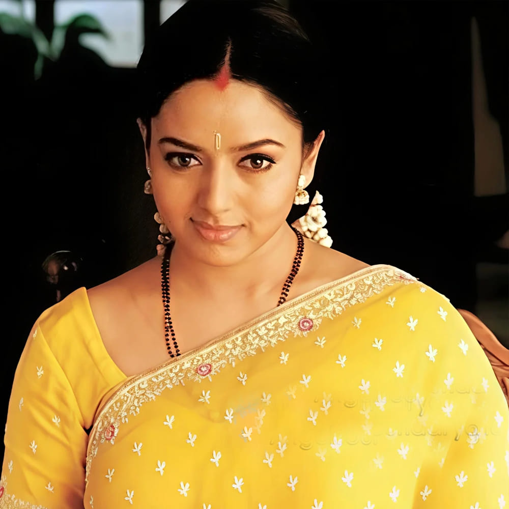 సీనియర్‌ నటుడిగా తనను గౌరవించేదని తెలిపారు. అమ్మురు సినిమా పూర్తయి, ఆ తర్వాత తన తన రెండో సినిమా విడుదలయ్యే సమయానికే సౌందర్య ఎనిమిది సినిమాలు పూర్తిచేసి టాలీవుడ్‌లో పెద్ద స్టార్‌ హీరోయిన్‌గా మారిపోయారని సురేష్‌ ఆశ్చర్యం వ్యక్తం చేశారు. ఆ తర్వాత తను సౌందర్యతో హీరోయిన్‌గా నటించానని, దొంగాట సినిమాలో ఆమెకు విలన్‌గా కూడా నటించానని తెలిపారు. వెంకటేష్‌, సౌందర్య, తను కలిసి కోడి రామకృష్ణ దర్శకత్వంలో దేవి పుత్రుడు సినిమాలో నటించినట్లు పేర్కొన్నారు.