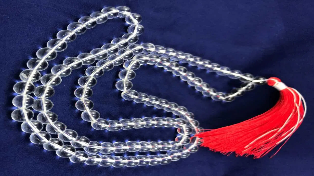 జ్యోతిష్య శాస్త్రంలో నవగ్రహాలలో శుక్రుడు శుభ ఫలితాలకు కారకుడిగా భావించబడతాడు. సౌందర్యం, ప్రేమ, సంపద, కళలు, వైవాహిక జీవితం వంటి అంశాలన్నీ శుక్ర గ్రహ ప్రభావంలో ఉంటాయని చెప్పబడుతుంది. జాతకంలో శుక్రుడు బలంగా ఉన్నప్పుడు జీవితం సుఖసంతోషాలతో నిండిపోతుందని, భౌతిక సౌకర్యాలు, ఆనందం పెరుగుతాయని విశ్వాసం ఉంది. అదే విధంగా శుక్రుడు బలహీనంగా ఉంటే ఆర్థిక సమస్యలు, దాంపత్య జీవితంలో ఒడిదుడుకులు ఎదురయ్యే అవకాశం ఉందని జ్యోతిష్యులు సూచిస్తారు. అలాంటి పరిస్థితుల్లో కొన్ని ఆధ్యాత్మిక పరిహారాలు పాటించడం ద్వారా శుక్రుని అనుకూలతను పెంచుకోవచ్చని చెబుతారు. శుక్ర అనుకూలత కోసం స్ఫటిక మాల ధరించడం చాలా ముఖ్యమని శాస్త్రం చెబుతోంది.  