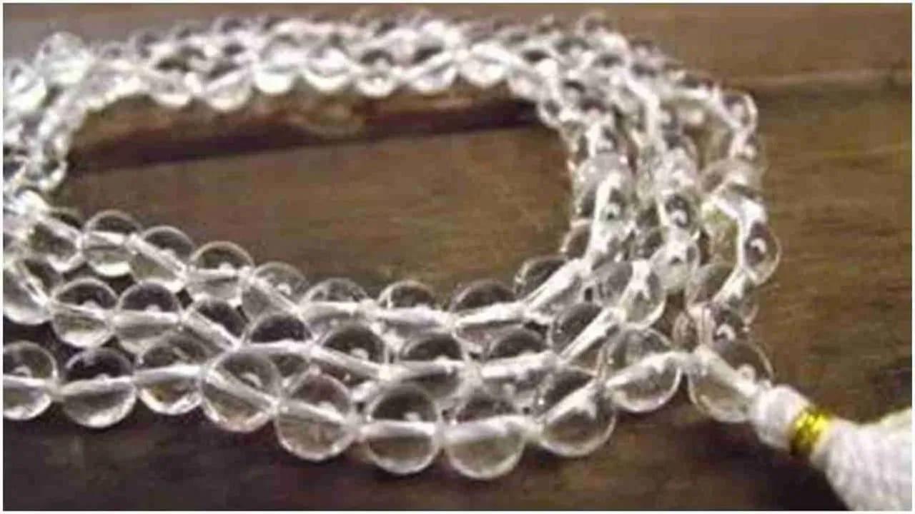 
శుక్ర అనుకూలత కోసం స్ఫటిక మాల ప్రాధాన్యం.. 

శుక్ర గ్రహ దోషం ఉన్నవారు శుద్ధ స్ఫటిక మాల ధరించడం శుభఫలితాలను ఇస్తుందని భావిస్తారు. స్ఫటికం అంటే పారదర్శకంగా, మలినాలు లేని సహజ రాయి (క్రిస్టల్). ఇది పవిత్రత, నిర్మలతకు ప్రతీకగా పరిగణించబడుతుంది. జాతకంలో వివాహ ఆలస్యం, కుటుంబ సమస్యలు లేదా దాంపత్య కలహాలు ఉన్నవారు స్ఫటిక మాలను ధరించడం ద్వారా శుక్ర సంబంధిత దోషాలు తగ్గుతాయని నమ్మకం ఉంది. 