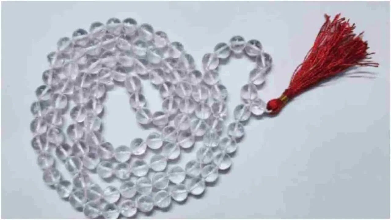 
ఆధ్యాత్మిక ప్రాధాన్యం.. 

స్ఫటిక మాలను జపమాలగా ఉపయోగించడం కూడా చాలా పవిత్రంగా భావించబడుతుంది. లలితా సహస్రనామం, లక్ష్మీ అష్టోత్తరం వంటి దేవీ స్తోత్రాలు చదివేటప్పుడు దీన్ని ఉపయోగిస్తే శుభ ఫలితాలు త్వరగా కలుగుతాయని శాస్త్ర పరంగా చెప్పబడుతుంది. శుక్రవారం రోజున ప్రత్యేక పూజలు చేసి, దేవునికి సమర్పించిన తర్వాత ఈ మాలను ధరించడం ఉత్తమంగా భావిస్తారు.
