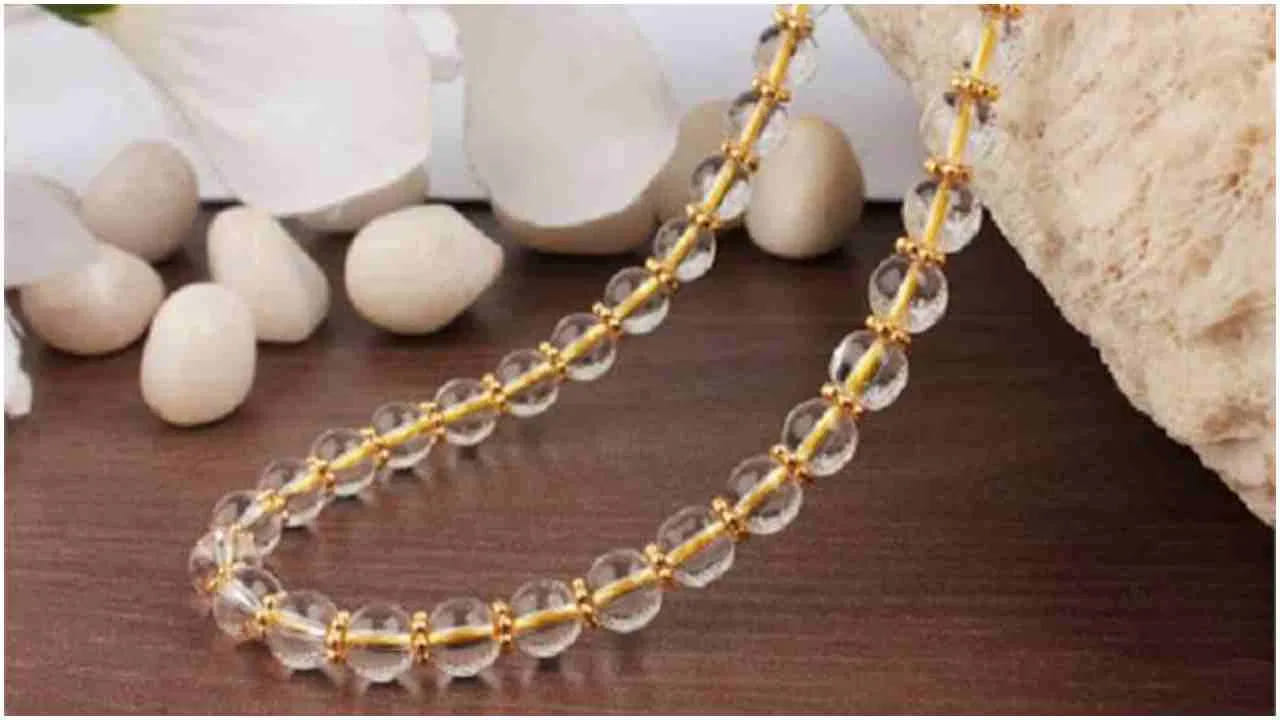 
ఉపయోగించే విధానం.. 

శుక్రవారం ఉదయం స్నానం చేసి శుభ్రంగా ఉన్న తర్వాత స్ఫటిక మాలను పూజ గదిలో ఉంచి దేవతకు సమర్పించి, ఆ తరువాత ధరిస్తే మంచి ఫలితాలు వస్తాయని విశ్వాసం. చాలామంది దీనిని రుద్రాక్షతో కలిపి కూడా ధరిస్తారు.
