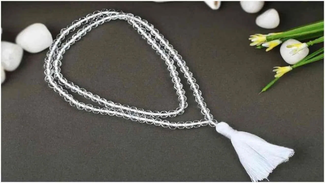 
లక్ష్మీదేవి అనుగ్రహంతో సిరిసంపదలు.. 

లక్ష్మీదేవి పూజ గదిలో స్ఫటిక జపమాలను ఉంచి పూజ చేయడం, లేదా వాటిని మీ నగదు పెట్టెలో భక్తిశ్రద్ధలతో ఉంచుకోవడం ద్వారా సంపద దేవత ఆశీస్సులు కలుగుతాయని అనేక మంది విశ్వసిస్తారు. ఇది మనసుకు విశ్వాసాన్ని, శాంతిని కలిగించే ఒక ఆధ్యాత్మిక ఆచారంగా భావించబడుతుంది.
అలాగే స్ఫటిక శివలింగం, శ్రీయంత్రం పూజలో ఉపయోగించడం పవిత్రంగా పరిగణించబడుతుంది. ఇవి శివశక్తుల ఆశీస్సులను ఆకర్షిస్తాయని భక్తులు నమ్ముతారు.
ఆరోగ్య పరంగా, ముఖ్యంగా రక్తపోటు వంటి విషయాల్లో కూడా ఉపశమనం కలిగించవచ్చని ప్రజల విశ్వాసం ఉంది. అయితే ఇది వ్యక్తిగత అనుభవాలపై ఆధారపడుతుంది.  