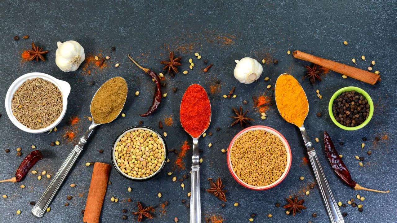 దాదాపు ప్రతి ఇంటి వంట గదిలో మసాలా దినుసులు ఉంటాయి. ఇవి వంటల రుచిని పెంచడానికే కాకుండా ఆరోగ్యానికి కూడా ఉపయోగపడతాయి. అయితే ఇందులో కొన్ని మసాలా దినుసులకు బంగారంతో సమానమైన ప్రాముఖ్యత ఉంది. నేటికీ మార్కెట్లో కొన్ని మసాలాల ధరలు సామాన్యుడి ఊహకు అందని విధంగా ఉన్నాయి. ఈ ధర కేవలం మార్కెటింగ్ కారణంగానే కాకుండా వాటి ఉత్పత్తి, పరిమిత లభ్యత కారణంగా కూడా ఏర్పడుతుంది.