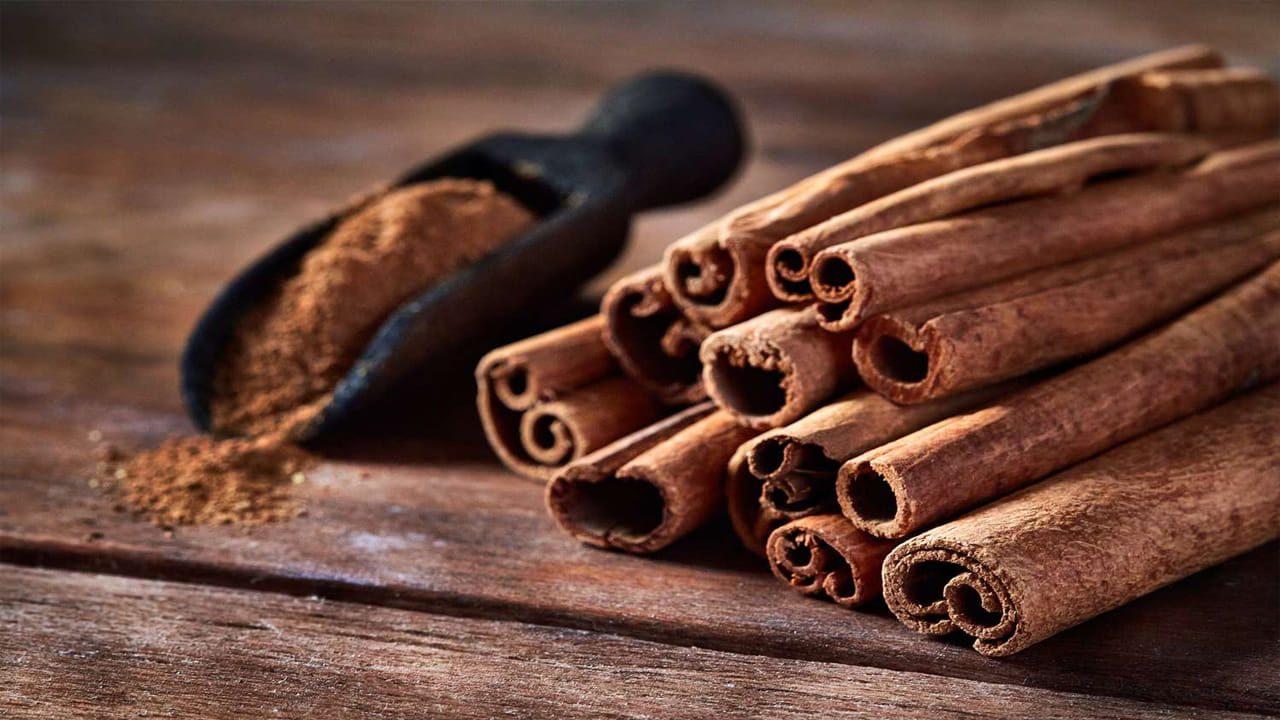 చెట్టు బెరడు నుంచి తయారయ్యే దాల్చినచెక్క అత్యంత స్వచ్ఛమైనదిగా, ఖరీదైనదిగా పరిగణించబడుతుంది. ఇది శ్రీలంకలో ఉత్పత్తి అవుతుంది. నాణ్యతను బట్టి దాల్చినచెక్క ధర కిలోకు రూ. 600 నుండి రూ. 1500 వరకు ఉంటుంది.