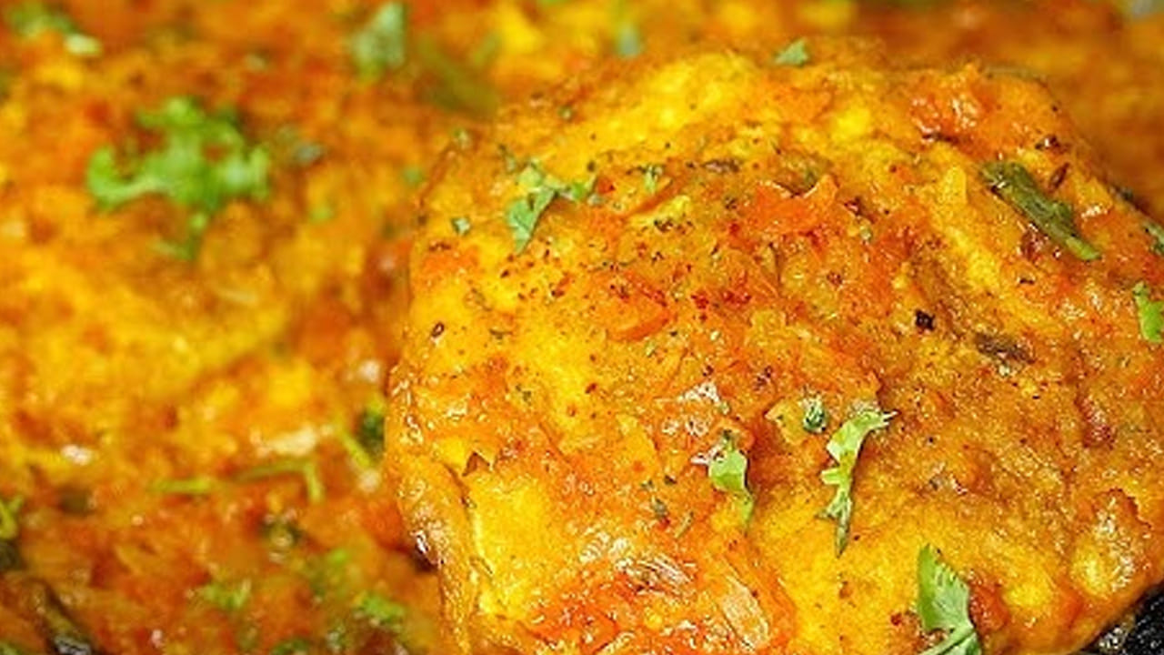 ఆ తర్వాత ఈ మిశ్రమంలో ఒక టేబుల్ స్పూన్ అల్లం వెల్లుల్లి పేస్ట్ వేసి పచ్చి వాసన పోయే వరకు బాగా వేయించి దానిలో టమోటా ముక్కలు, అర టేబుల్ స్పూన్ పసుపు, ఉప్పు వేసి మెత్తగా అయ్యే వరకు బాగా ఉడికించాలి.