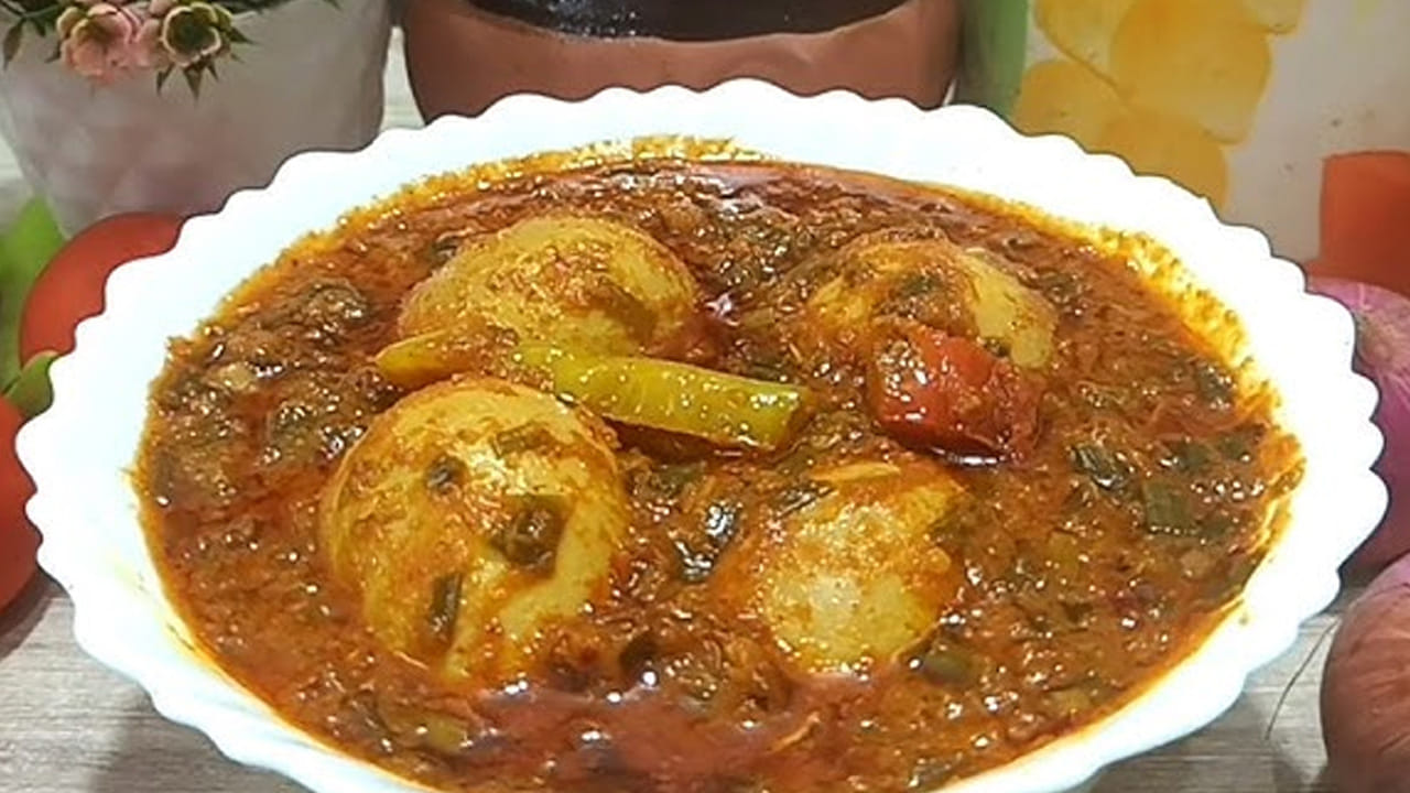 ఉల్లికాడలు ఎగ్ పులుసు ఎలా తయారు చేయాలంటే.. ముందుగా పోపుకు రెడీ చేసుకోవాలి : గ్యాస్ వెలిగించి పాన్ పెట్టి దానిలో ఆయిల్ వేసి అది వేడయ్యాక, కట్ చేసిన ఉల్లిపాయ ముక్కలు, కట్ చేసిన పచ్చిమిర్చి, కరివేపాకు ఆకులు వేసి బాగా వేయించాలి.